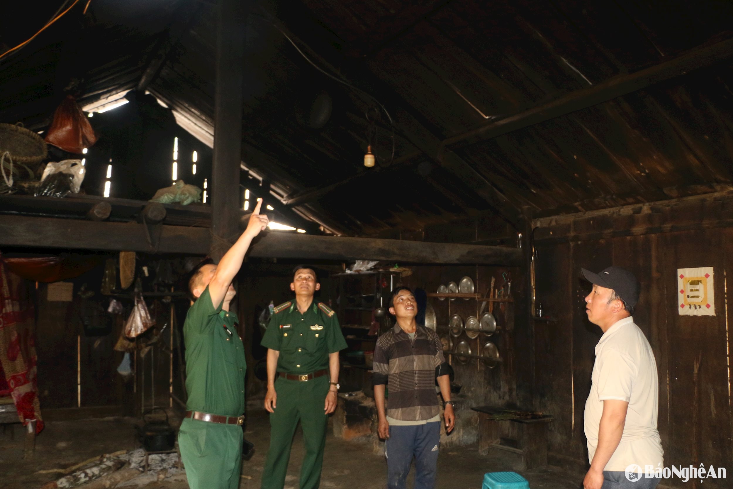 Bên trong ngôi nhà lợp mái Samu của anh Xồng Bá Rê ở bản buộc mú 2 xã Na Ngoi. Ảnh Khánh Ly