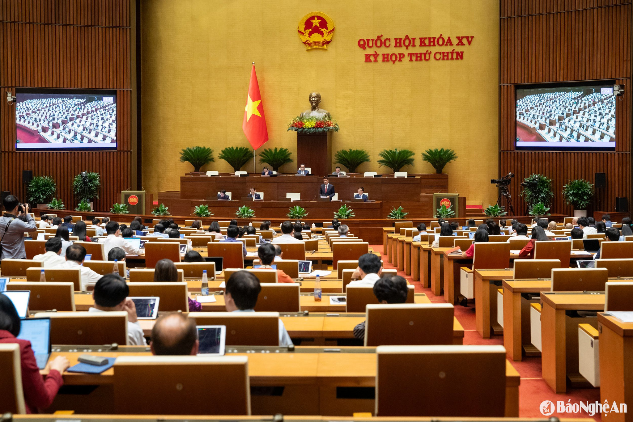 Quốc hội nghe trình bày tờ trình dự thảo Luật Tình trạng khẩn cấp