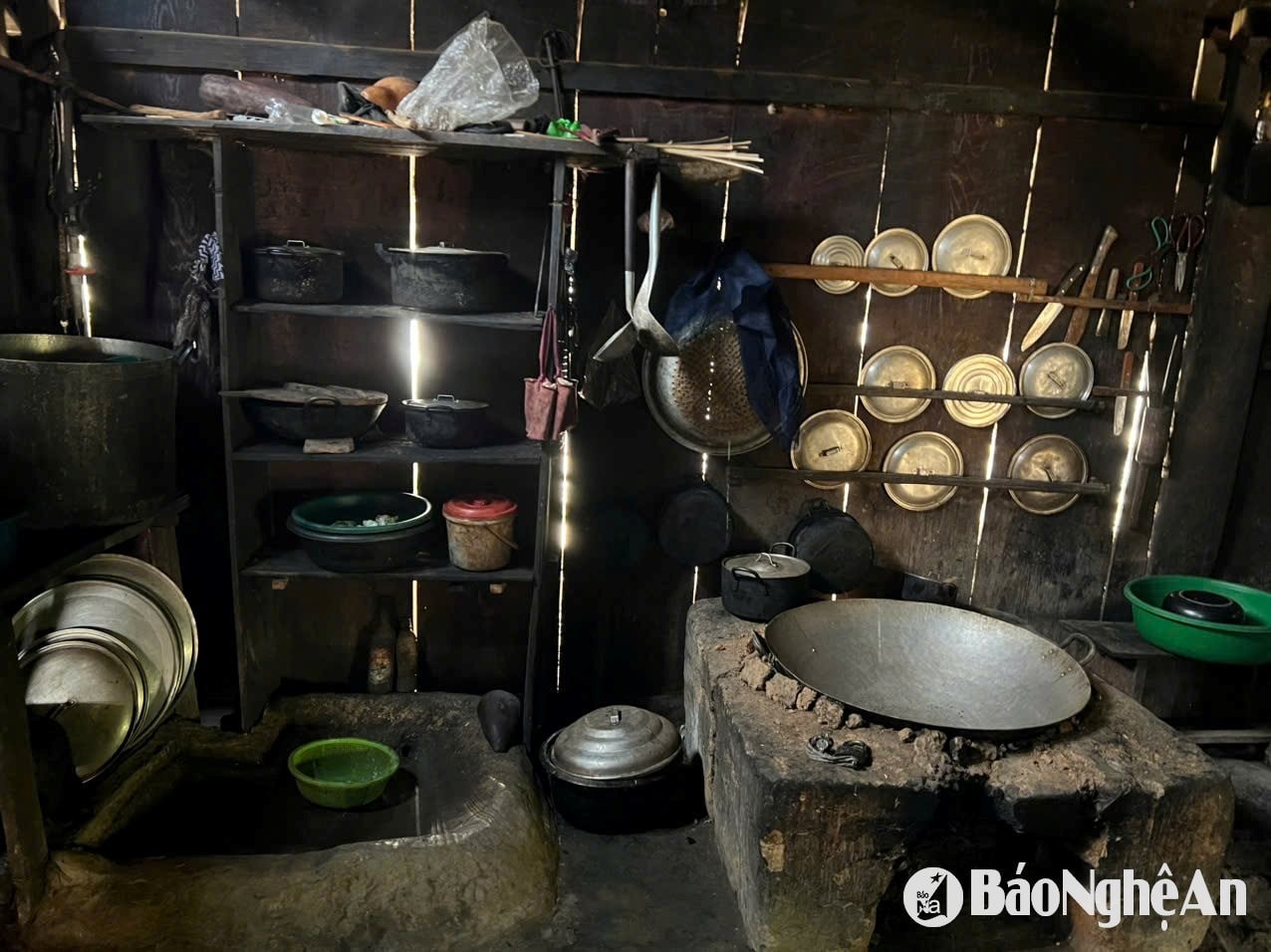 Không gian bên trong ngôi nhà cổ, nơi mọi vật dụng vẫn lưu giữ nét mộc mạc, nguyên sơ của người Mông. Ảnh Khánh Ly