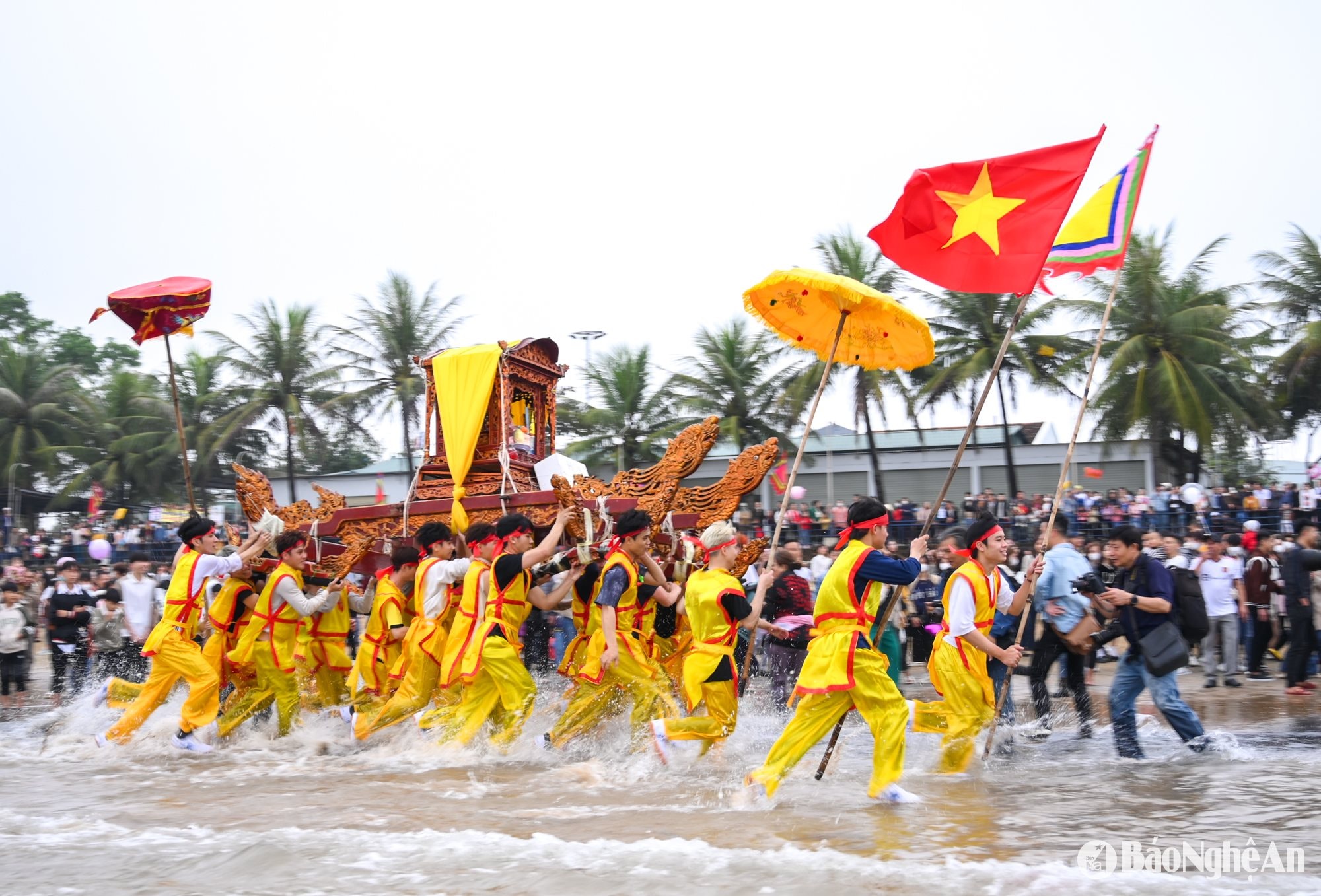 Chạy Ói cầu ngư là một phong tục văn hoá có từ lâu đời của ngư dân Quỳnh Phương, thị xã Hoàng Mai. Ảnh: Thành Cường