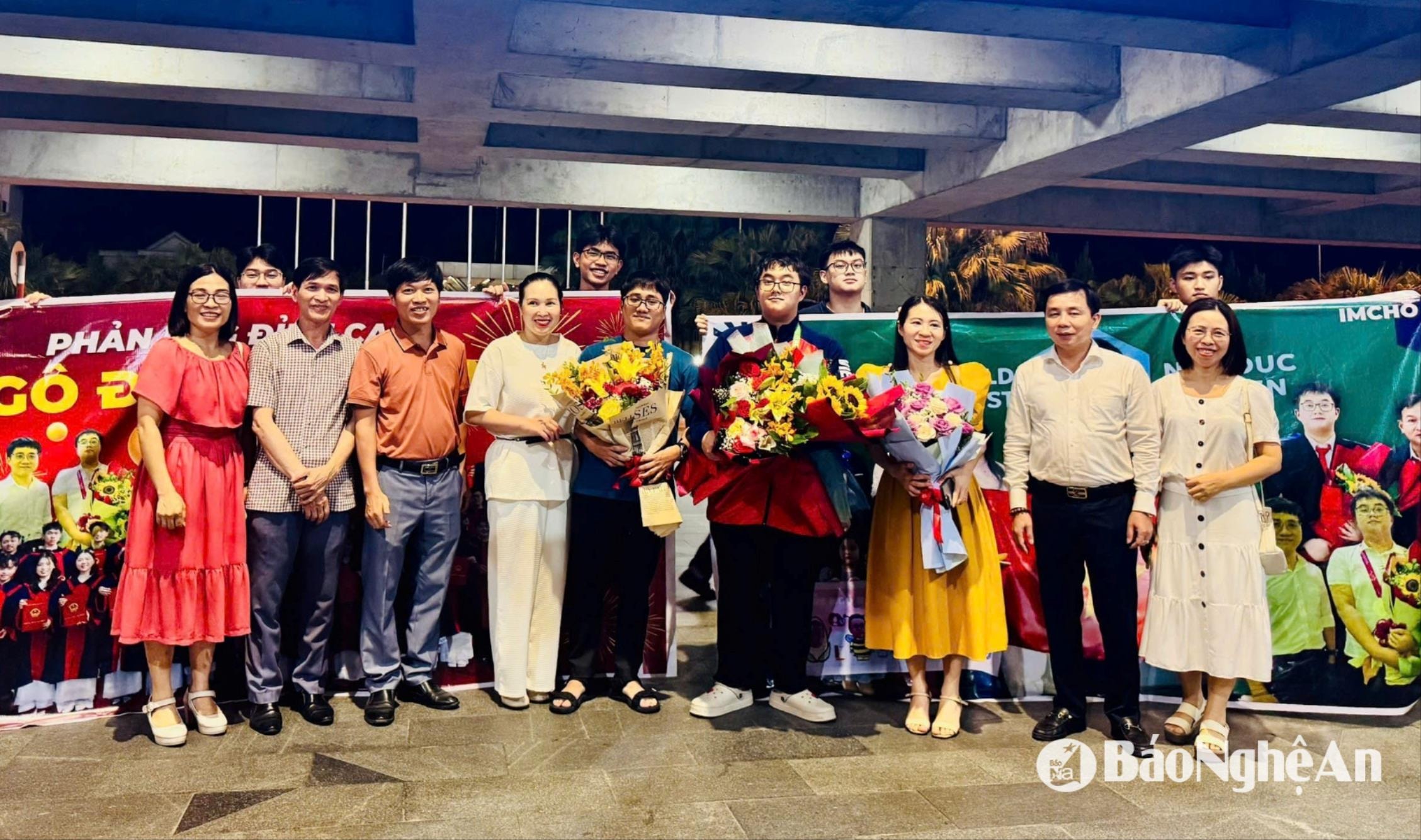 Ban giám hiệu và giáo viên Trường THPT chuyên Phan Bội Châu chúc mừng học sinh Nguyễn Ngô Đức đạt huy chương Vàng tại Kỳ thi Olympic Hóa học Mendeleev Ảnh: GĐCC