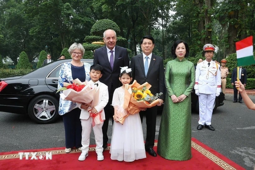 Chủ tịch nước Lương Cường và Phu nhân đón Tổng thống Hungary Sulyok Tamas và Phu nhân. (Ảnh: Lâm Khánh/TTXVN)