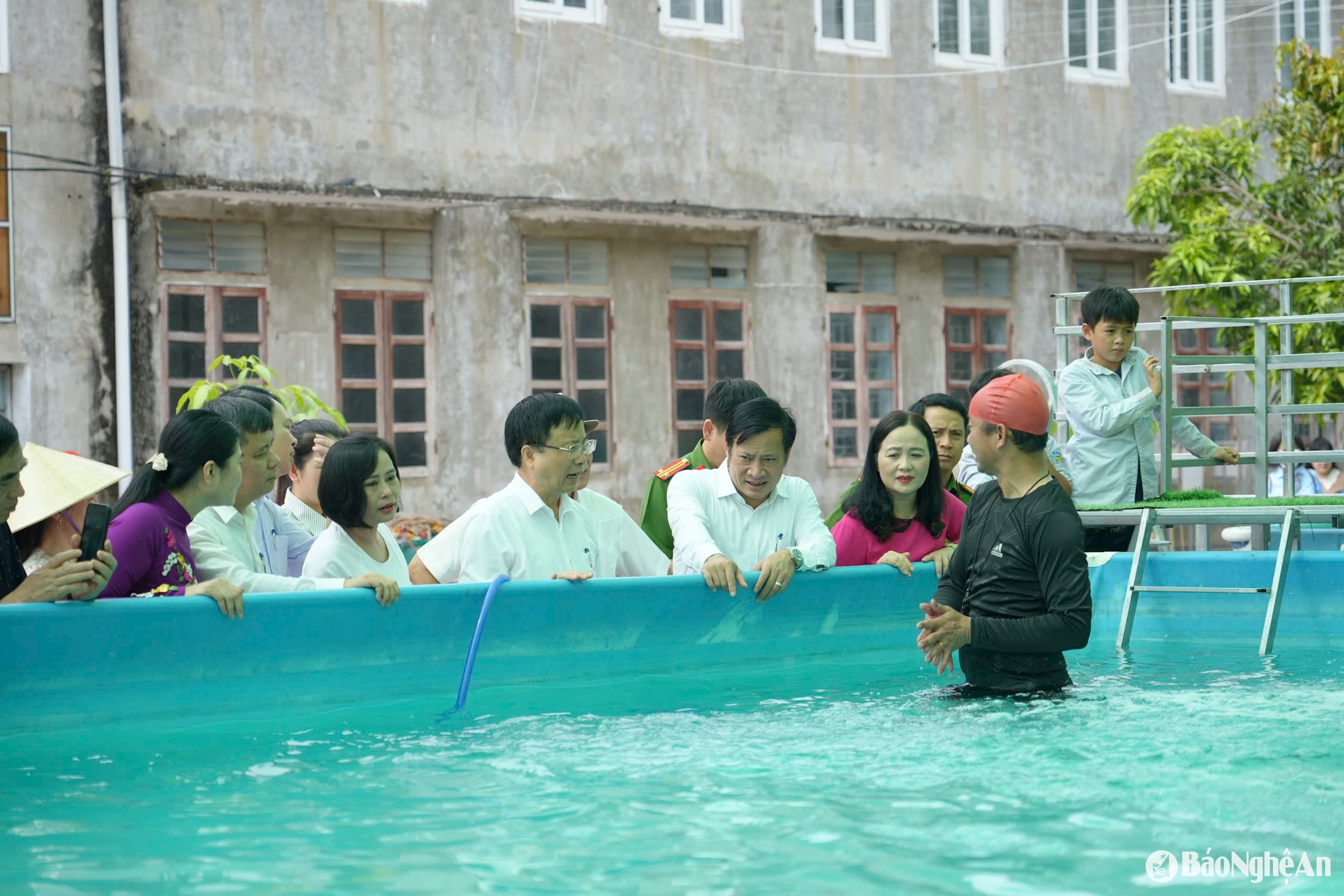 Các đồng chí lãnh đạo tham quan mô hình học bơi tại Trường Tiểu học Diễn Ngọc. Ảnh - Mỹ Hà