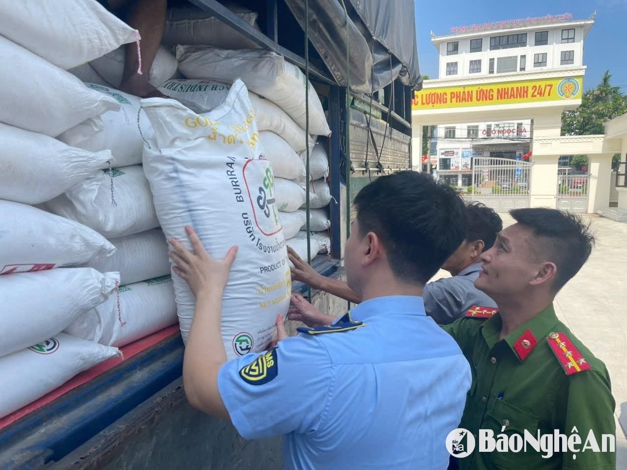 Market Management Team No. 11 coordinated with the Economic Police Department - Nghe An Provincial Police to discover a truck transporting 3 tons of smuggled sugar.