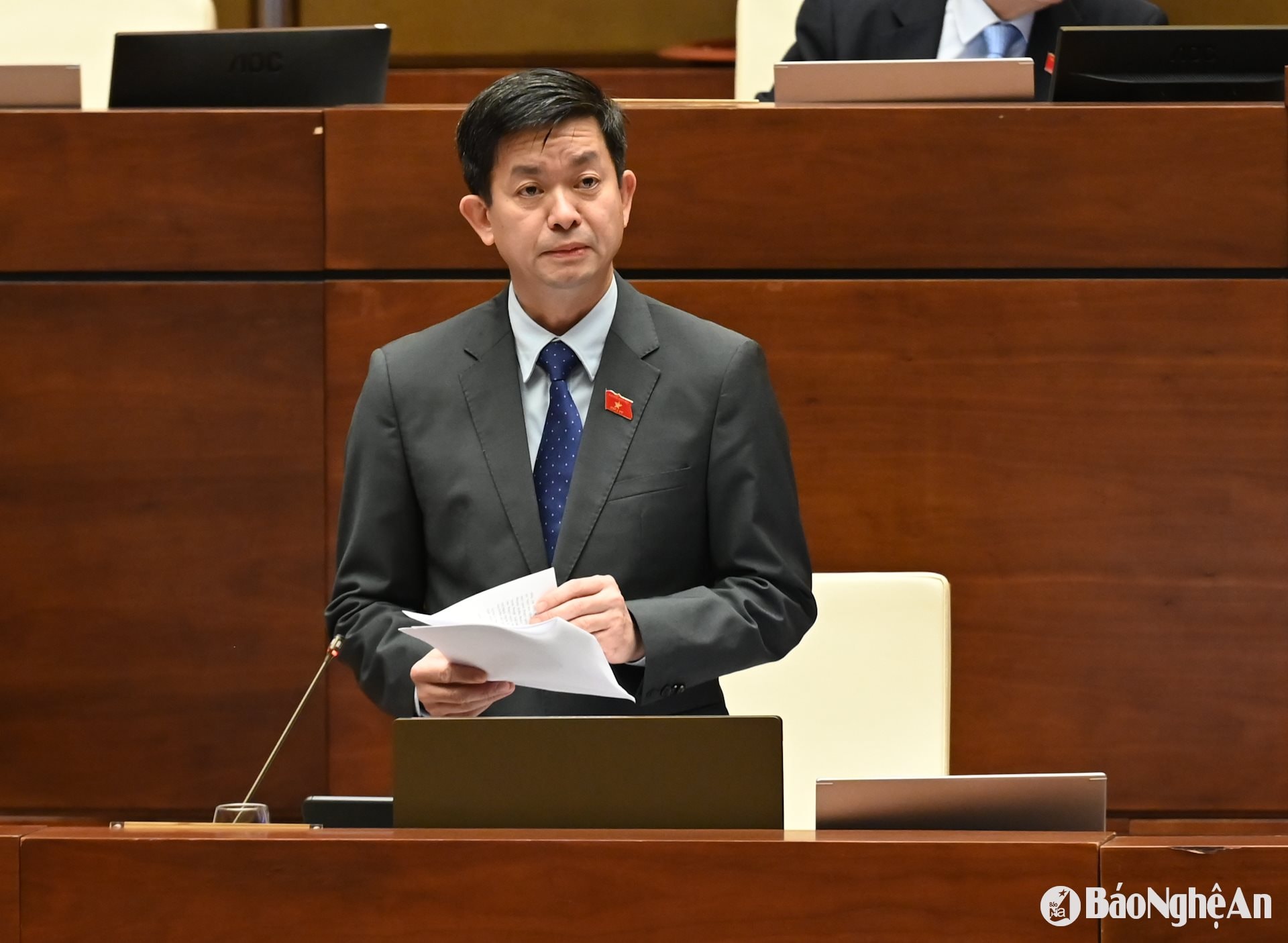 Ủy viên Ủy ban Thường vụ Quốc hội Lê Quang Tùng trình bày dự thảo nghị quyết. Ảnh: Nam An
