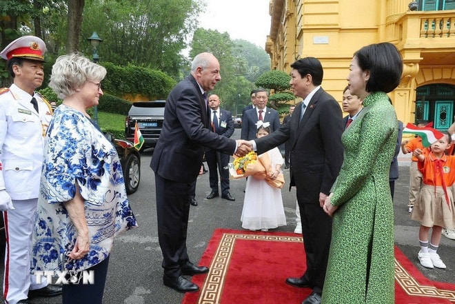 Chủ tịch nước Lương Cường và Phu nhân đón Tổng thống Hungary Sulyok Tamas và Phu nhân. (Ảnh: Lâm Khánh/TTXVN) ttxvn-chu-tich-nuoc-luong-cuong-chu-tri-le-don-tong-thong-hungary-sulyok-tamas-8058946-2.jpg