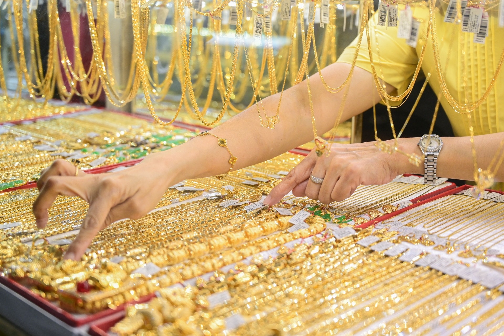 តម្លៃមាសនៅរសៀលនេះ ថ្ងៃទី 28 ឧសភា ឆ្នាំ 2025៖ តម្លៃមាសក្នុងស្រុក និងពិភពលោកបានកើនឡើងម្តងទៀត ដោយសារបរិមាណទិញខ្ពស់ អ្នកជំនាញព្យាករណ៍សុទិដ្ឋិនិយមថា វាអាចឡើងដល់ 3,400 ដុល្លារ