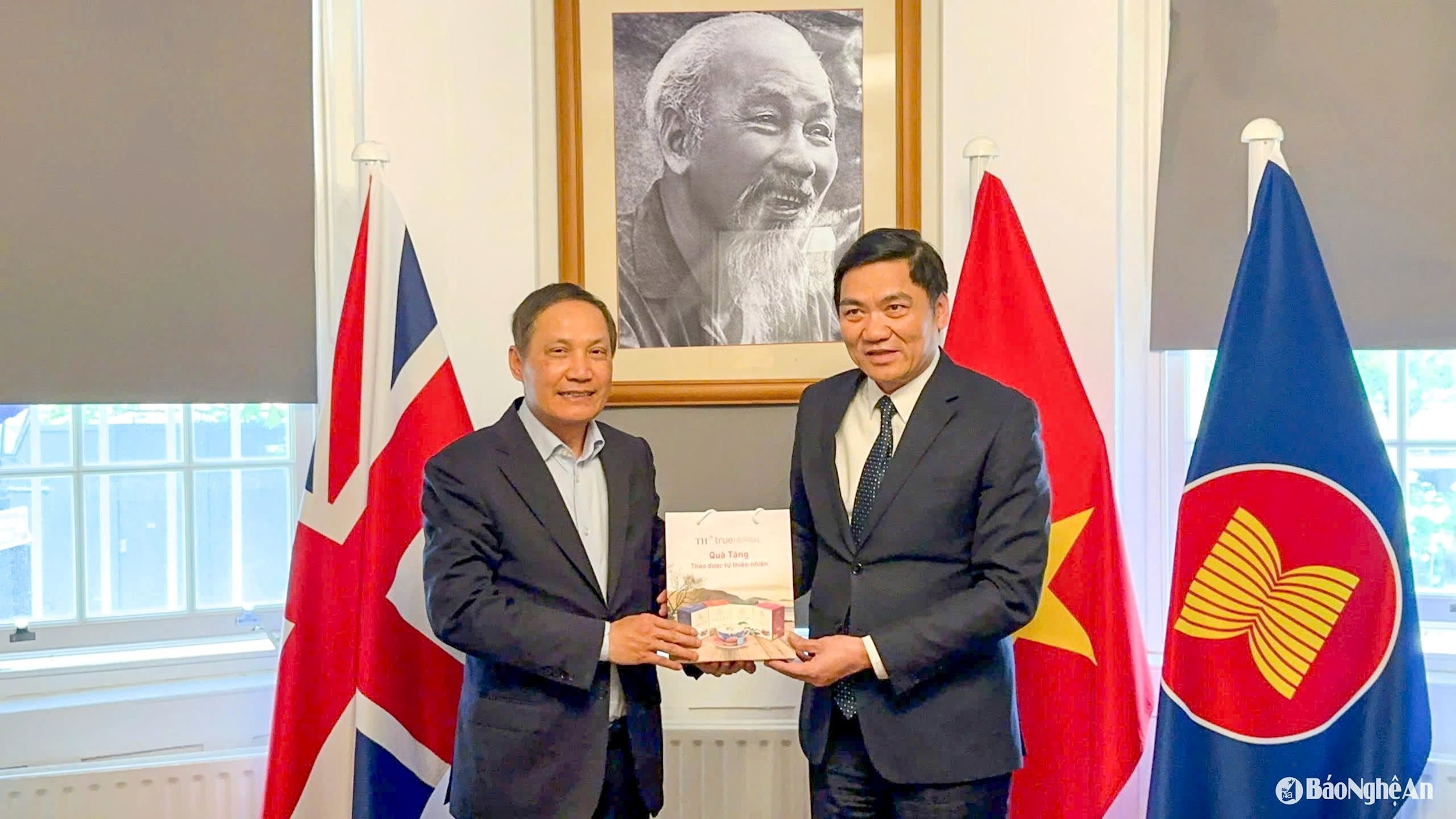 Đồng chí Đỗ Minh Hùng, Đại sứ Đặc mệnh Việt Nam tại Liên hiệp Vương quốc Anh trao quà tới Đồng chí Hoàng Nghĩa Hiếu - Phó Bí thư Thường trực Tỉnh uỷ
