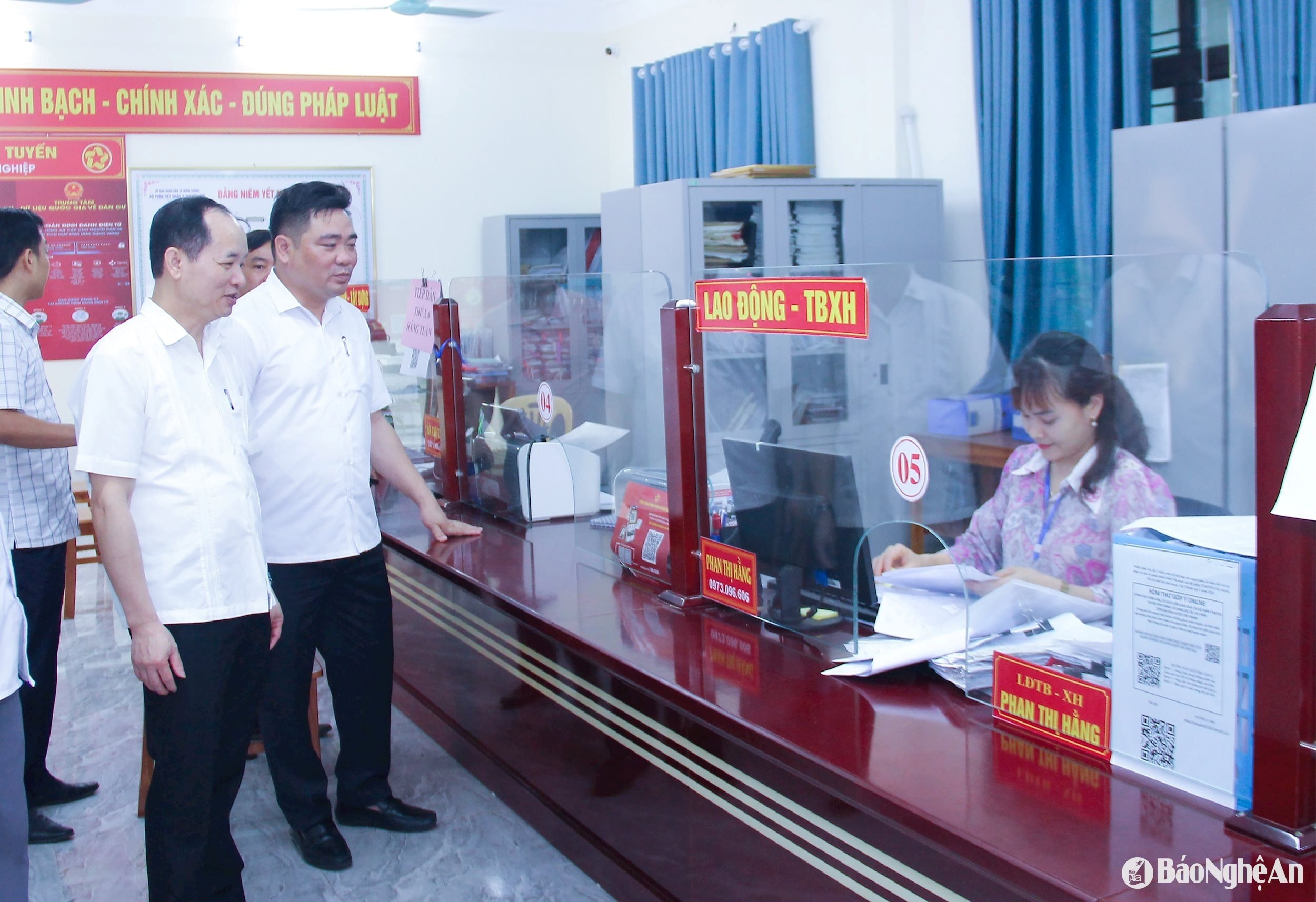 bna_-can-bo-so-noi-vu-va-huyen-yen-thanh-nam-bat-tam-tu-cua-can-bo-cong-chuc-xa-minh-thanh-ve-chu-truong-sap-nhap.-anh-bai-mai-hoa-adbf88c6f468ed0ab15642a57ce5b0d5.jpg
