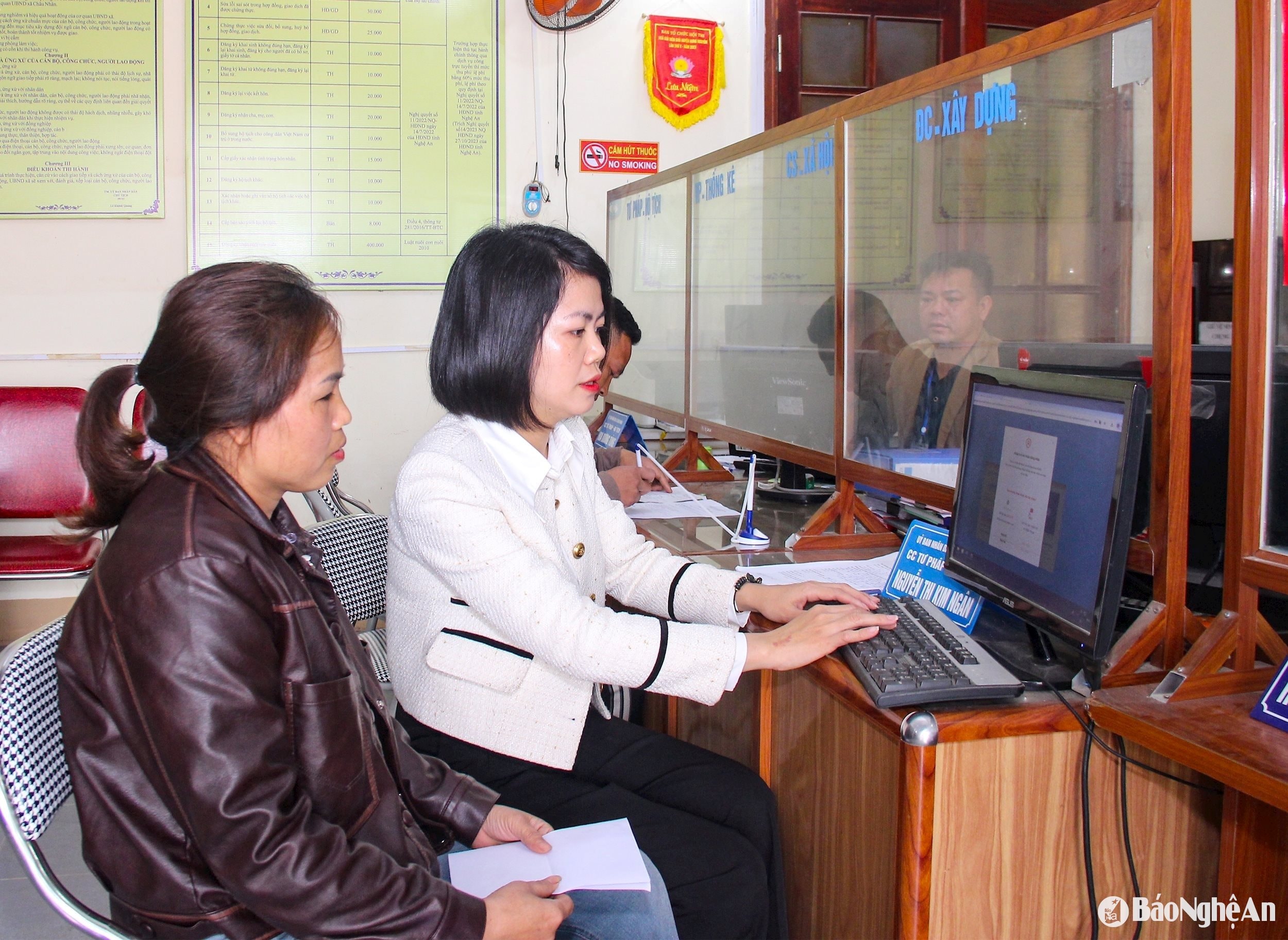 Cán bộ xã Châu Nhân (huyện Hưng Nguyên) hướng dẫn người dân quy trình thực hiện thủ tục hành chính trên dịch vụ công trực tuyến. Ảnh Mai Hoa