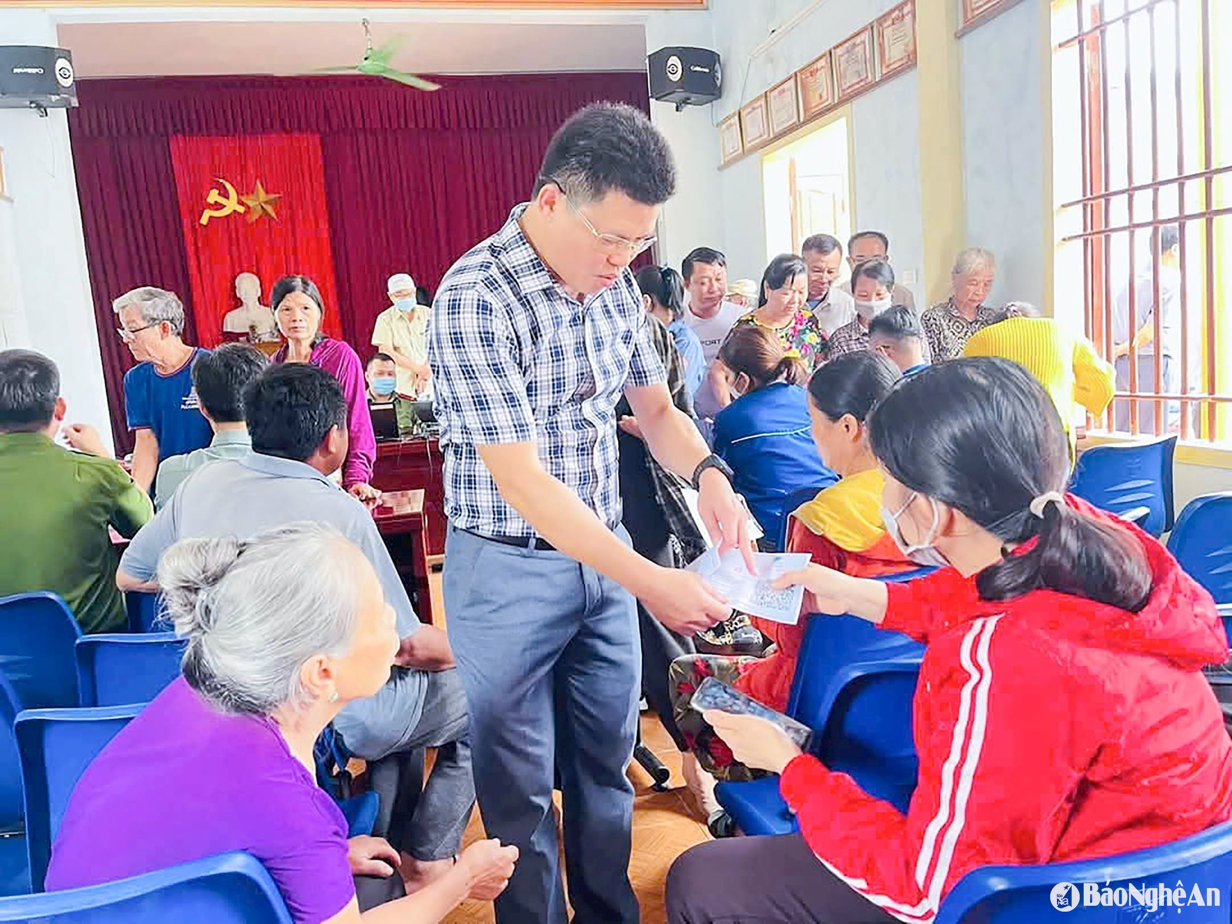 Cán bộ xã Tăng Thành (huyện Yên Thành) tìm hiểu, tháo gỡ khó khăn, vướng mắc cho người dân về đất đai để mở rộng quy mô trang trại, gia trại. Ảnh Mai Hoa