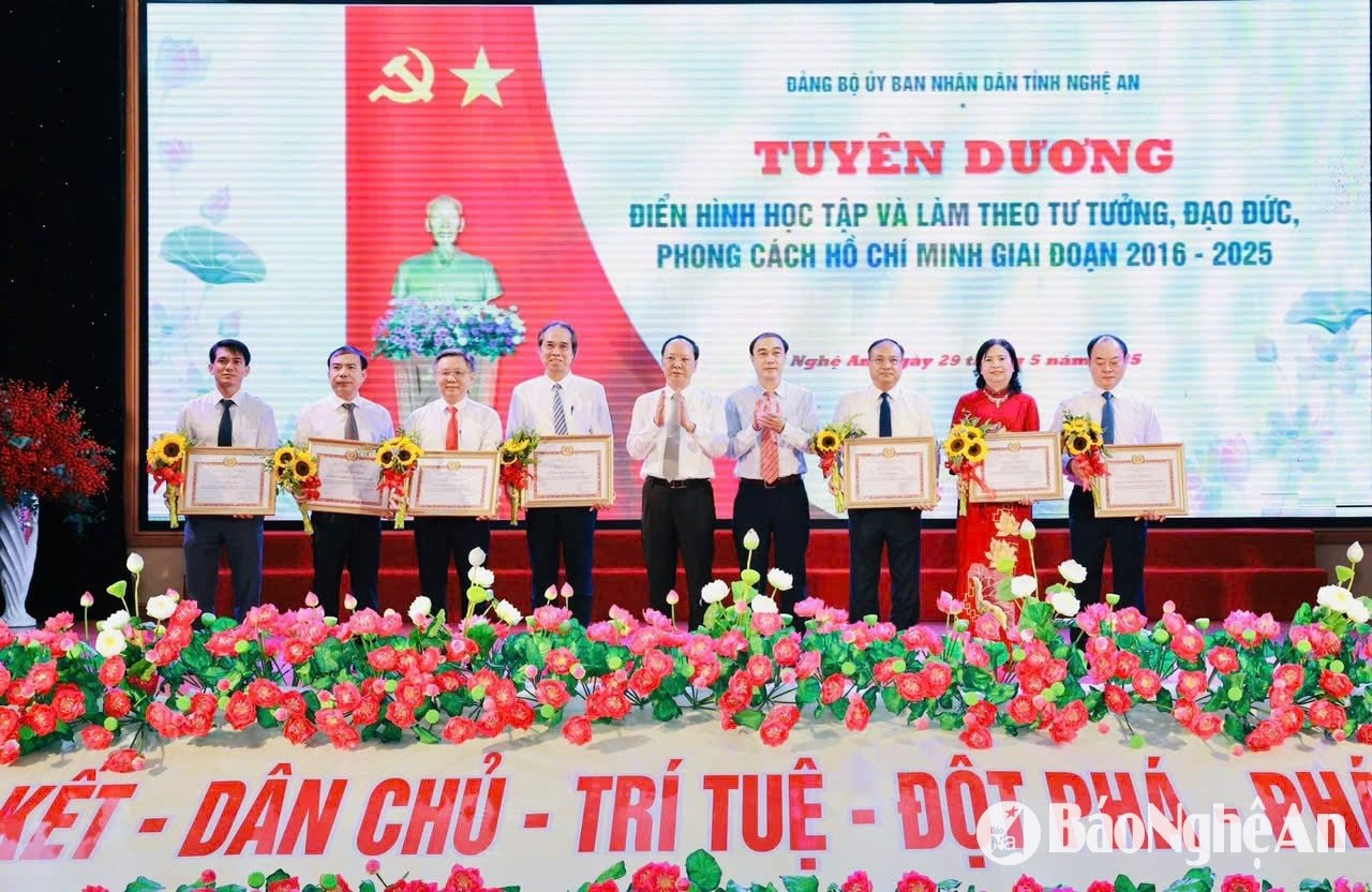 Đảng bộ UBND tỉnh Nghệ An tuyên dương 7 tập thể và 48 cá nhân điển hình học và làm theo Bác