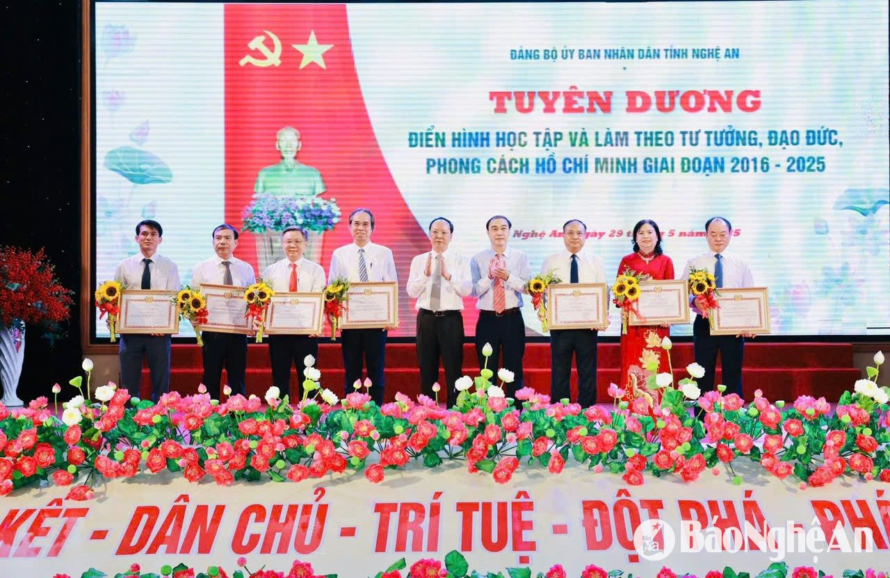 Đảng bộ UBND tỉnh Nghệ An tuyên dương 7 tập thể và 48 cá nhân điển hình học và làm theo Bác