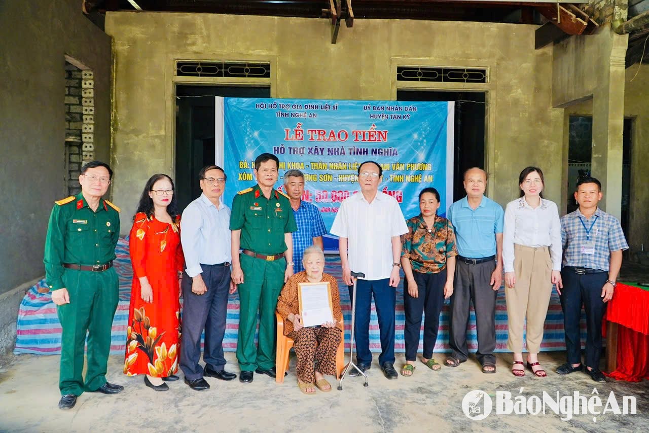 ប្រគល់ថវិកាចំនួន ៥០លានដុង ជូនលោកស្រី Hoang Thi Khoa ដែលគោរពបូជាវិញ្ញាណក្ខន្ធលោក Pham Van Phuong នៅភូមិ Tan My ឃុំ Huong Son ស្រុក Tan Ky។ រូបថត៖ Thu Huong