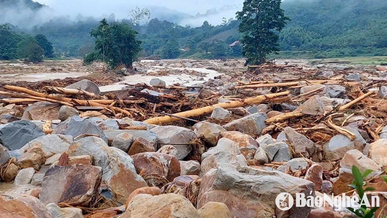 Dòng nước càn quét một khu vực rộng lớn