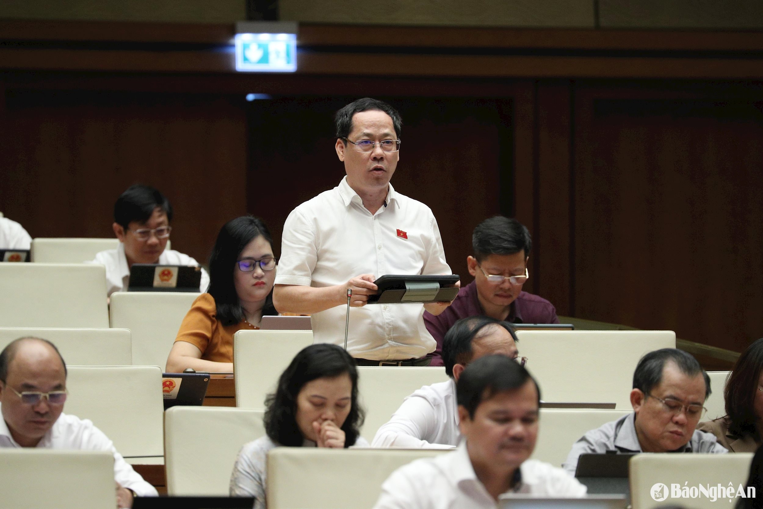 Quốc hội thảo luận về khởi kiện vụ án bảo vệ quyền dân sự nhóm người yếu thế