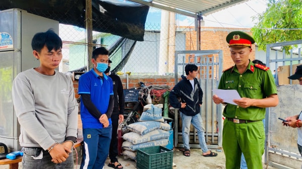 Hai đối tượng có tiền án rủ nhau đi trộm túi xách có 250 triệu đồng -0