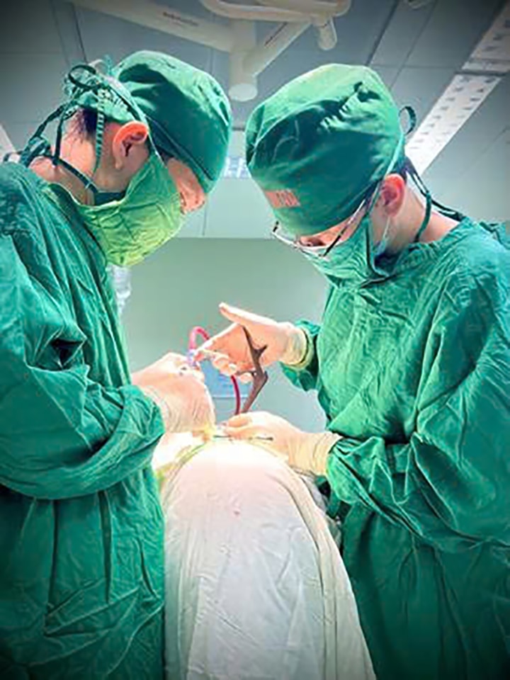 Kíp phẫu thuật được phụ trách chính bởi Ths Bs Ngô Văn Thành và đội ngũ các bác sĩ, kỹ thuật viên gây mê hồi sức chuyên môn cao
