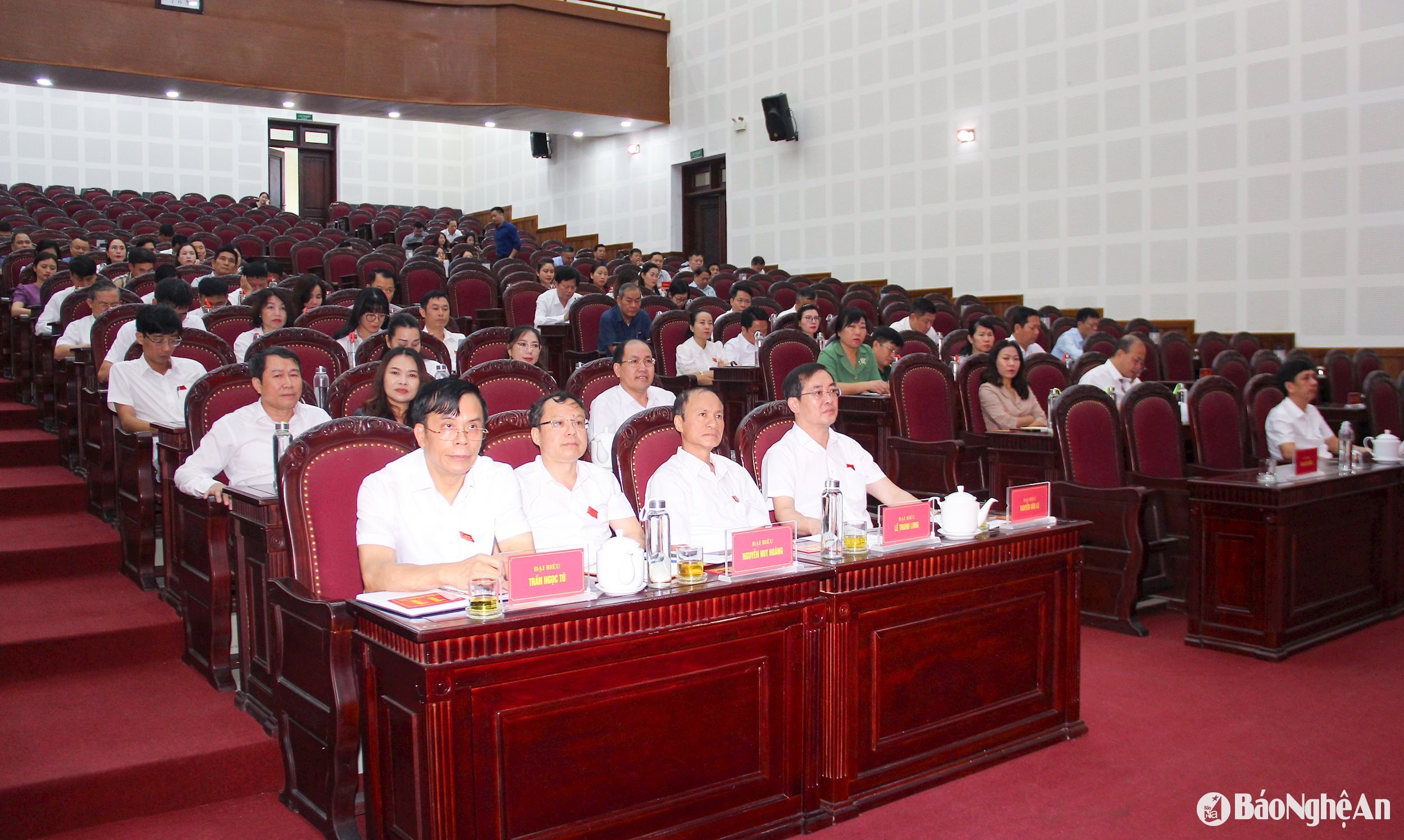 Các đại biểu HĐND thành phố tham dự kỳ họp. Ảnh Mai Hoa