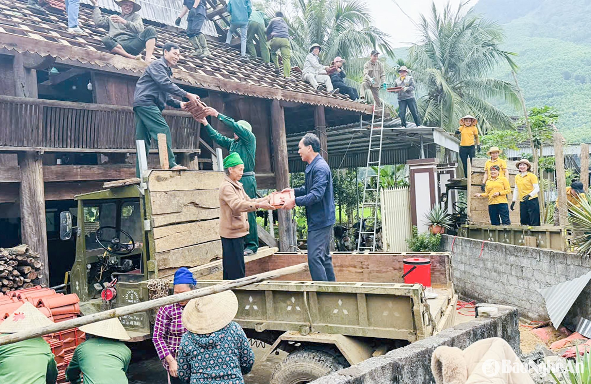 Cán bộ, công chức và nhân dân xã Châu Cường (huyện Quỳ Hợp) chung tay làm nhà cho người dân. Ảnh