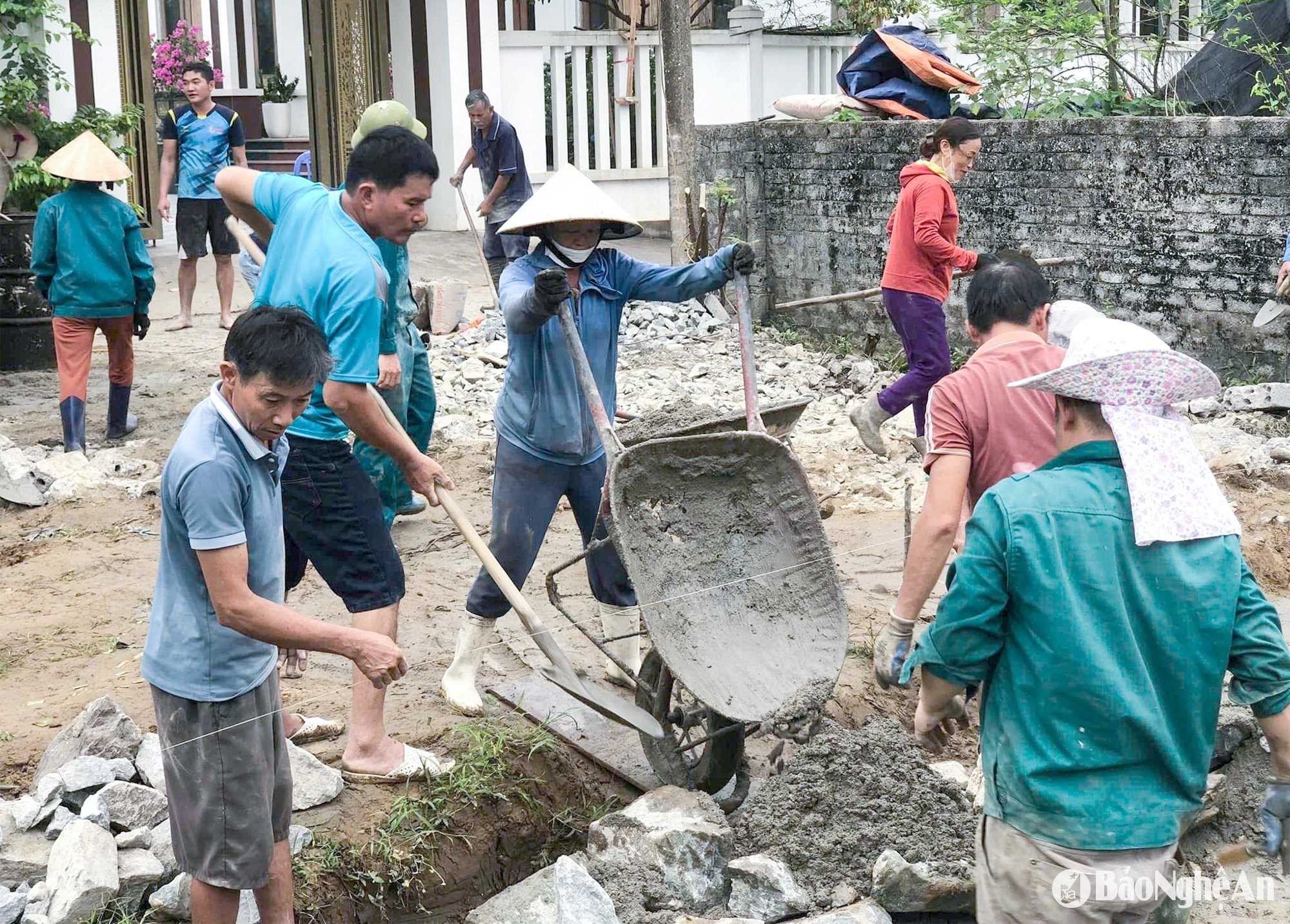 Cán bộ và nhân dân xã Nghi Long (huyện Nghi Lộc) làm nhà cho người dân.