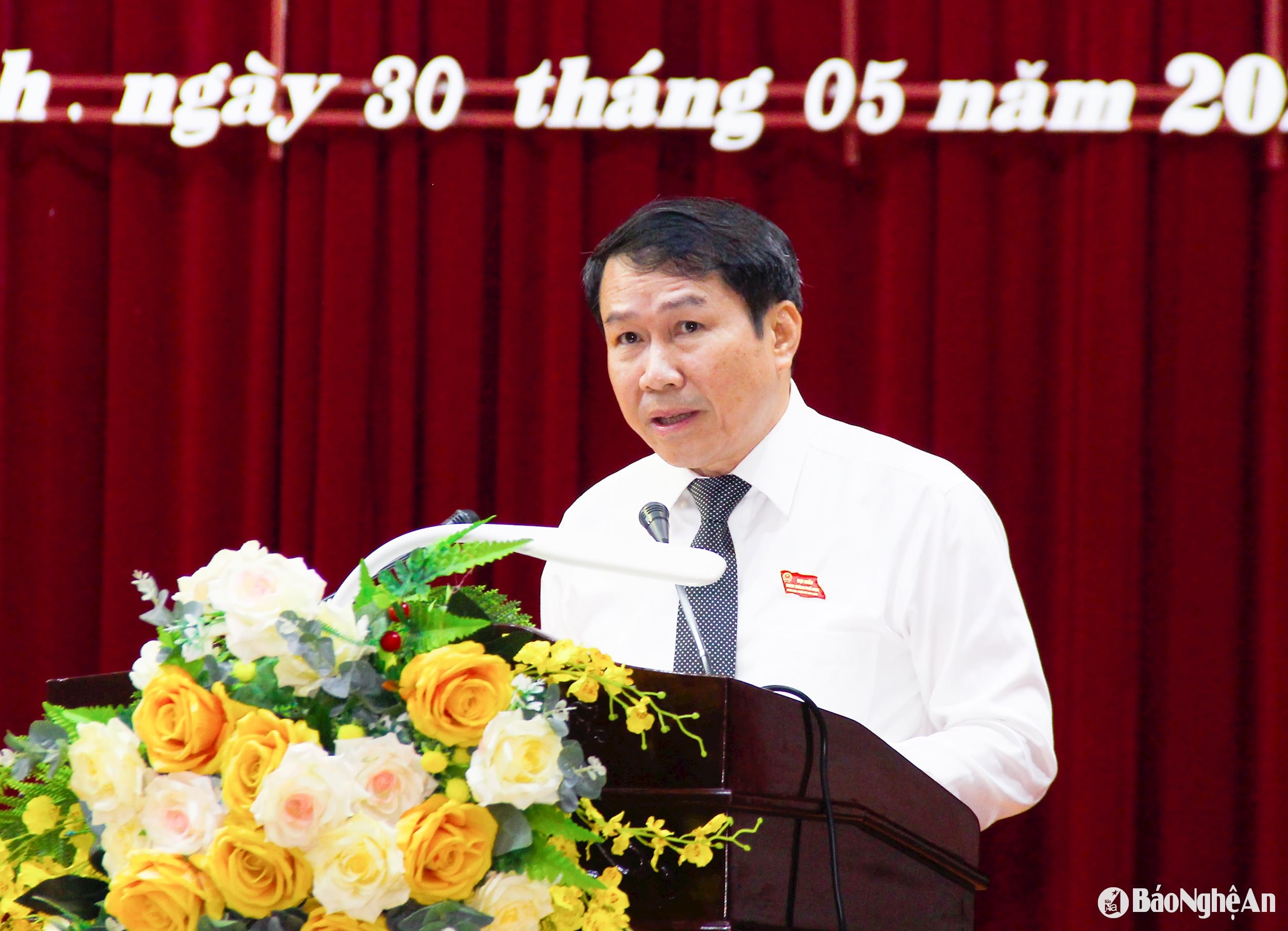 Đồng chí Lê Sỹ Chiến - Phó Chủ tịch UBND thành phố Vinh báo cáo