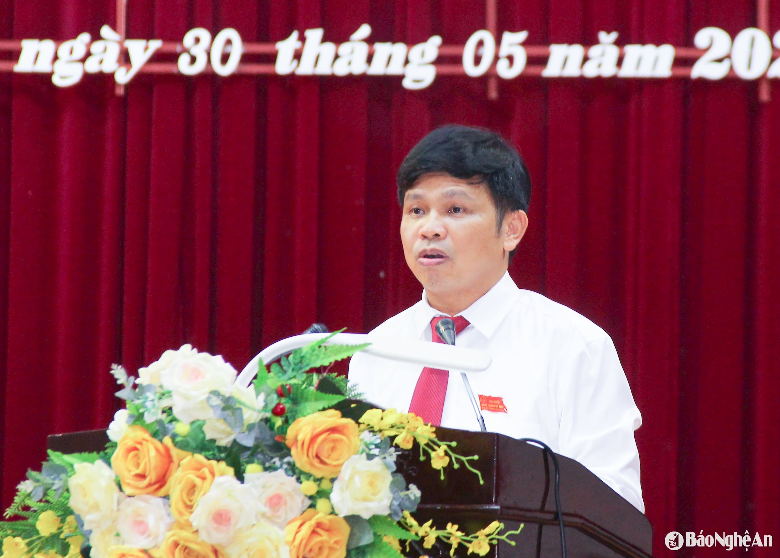 Đồng chí Nguyễn Tất Sơn - Phó Chủ tịch HĐND thành phố Vinh điều hành thảo luận, thông qua nghị quyết tại kỳ họp. Ảnh Mai Hoa