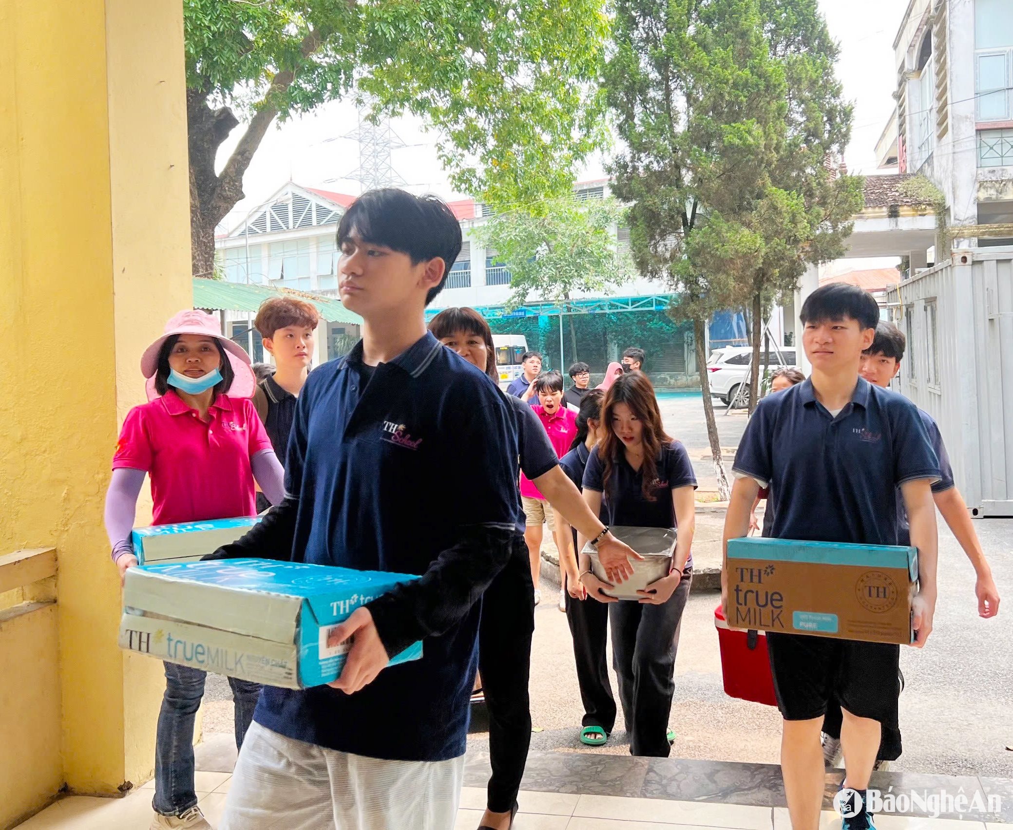 Hai anh am Gia Phú vfa Gia Khang tham gia các hoạt động thiện nguyện do TH School Vinh tô chức. Ảnh- TH School