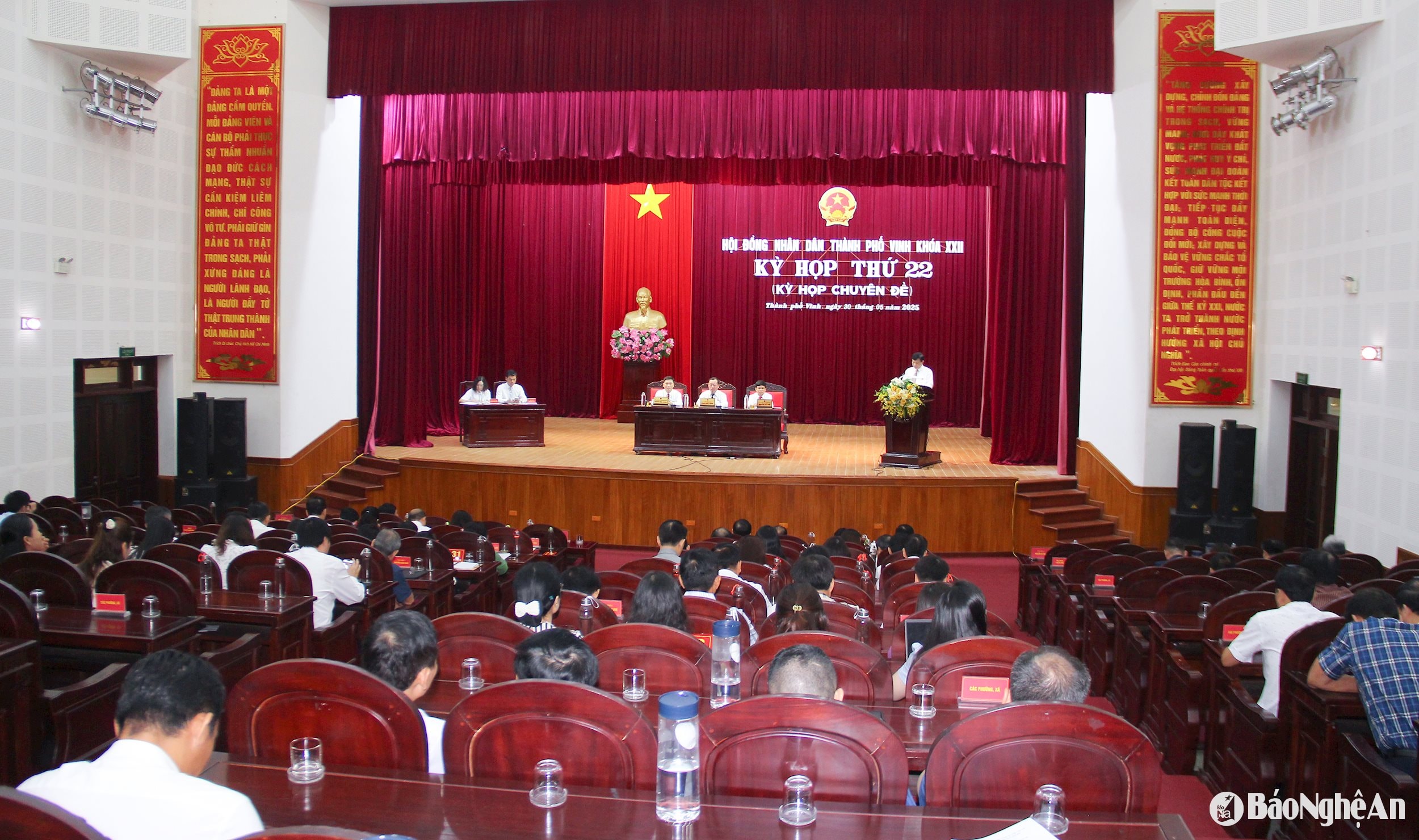 Quang cảnh kỳ họp thứ 22, HĐND thành phố Vinh khoá XXII, nhiệm kỳ 2021 - 2026. Ảnh Mai Hoa