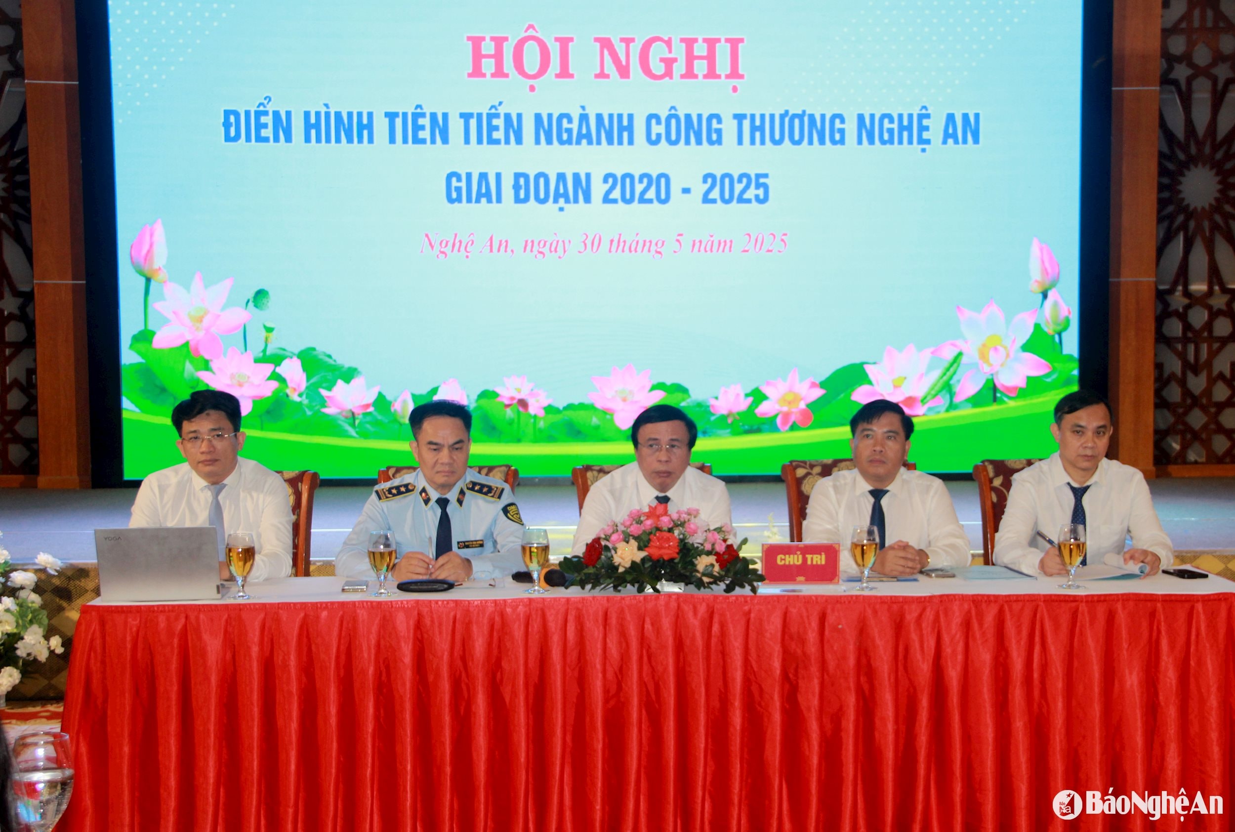 chủ trì