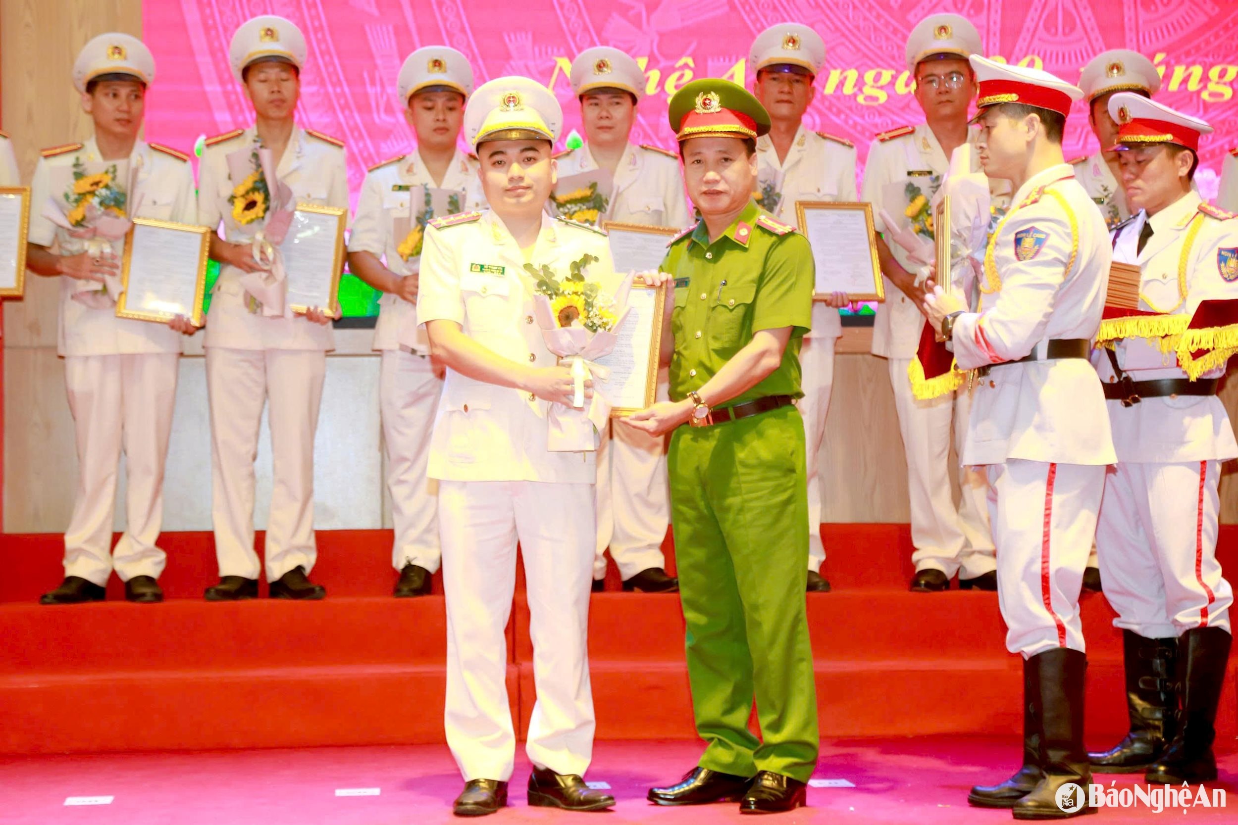 Đồng chí Đại tá Nguyễn Duy Thanh, Phó Giám đốc Công an tỉnh trao quyết định và tặng hoa chúc mừng