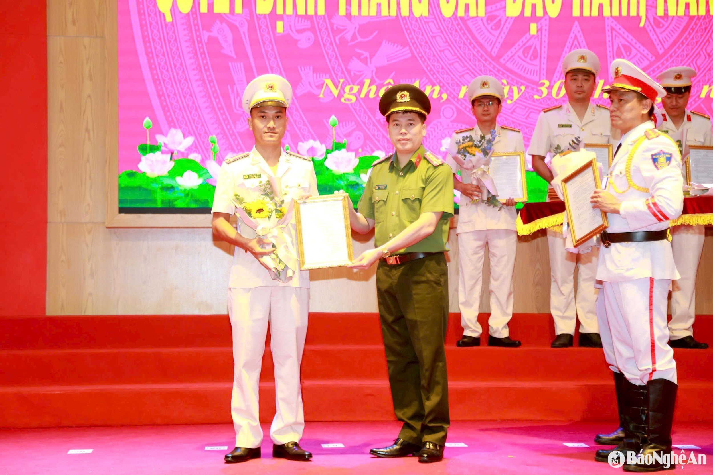 Đồng chí Đại tá Trần Hồng Quang - Phó Bí thư Đảng ủy, Phó Giám đốc Công an tỉnh trao quyết định và tặng hoa chúc mừng