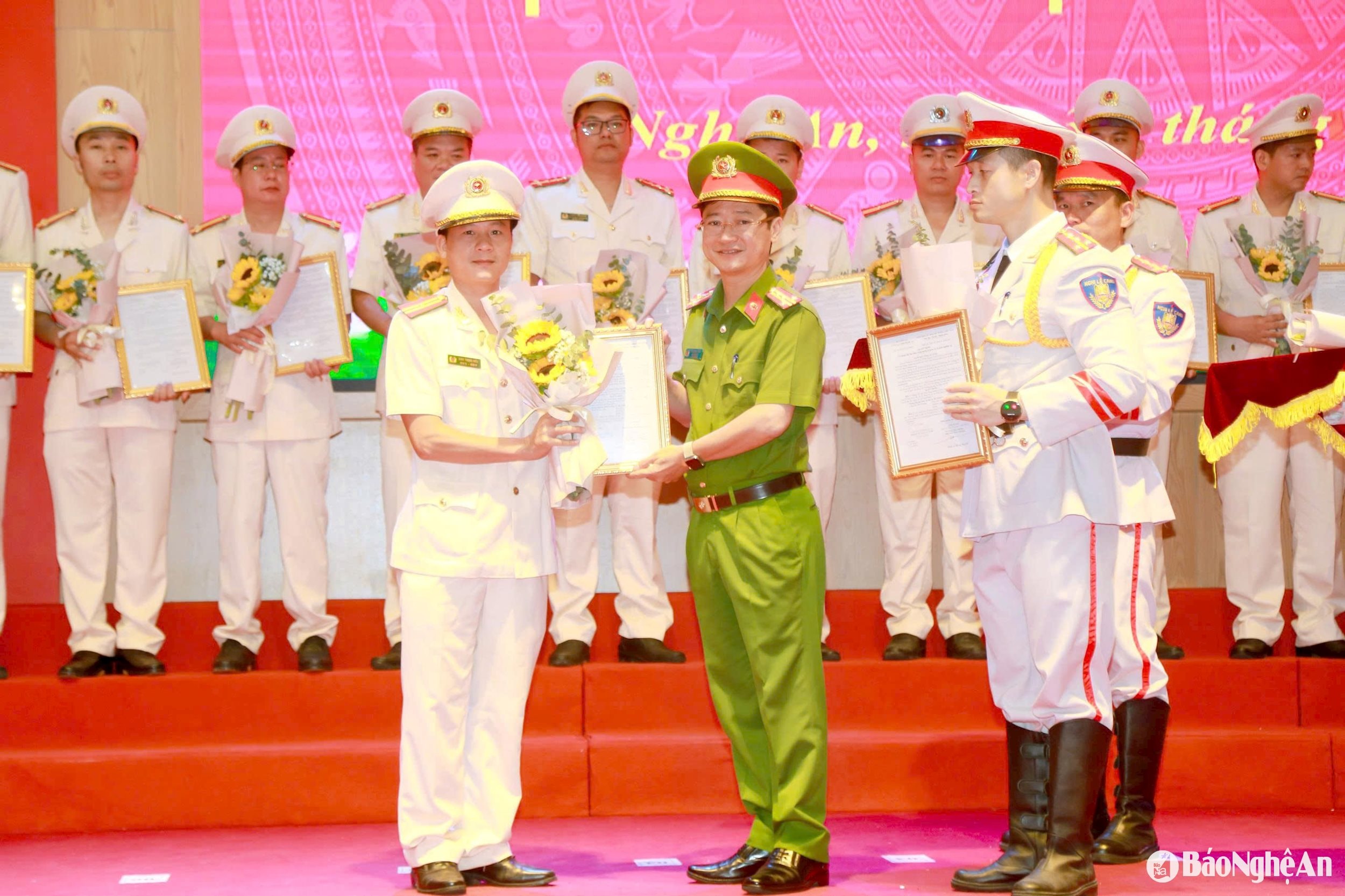 Đồng chí Đại tá Trần Ngọc Tuấn, Phó Giám đốc Công an tỉnh trao quyết định và tặng hoa chúc mừng