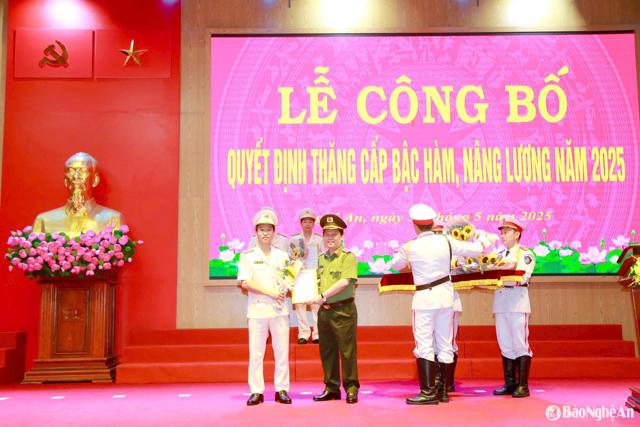 Đồng chí Thiếu tướng Bùi Quang Thanh, Ủy viên Ban Thường vụ Tỉnh ủy, Bí thư Đảng ủy, Giám đốc Công an tỉnh trao quyết định và tặng hoa chúc mừng