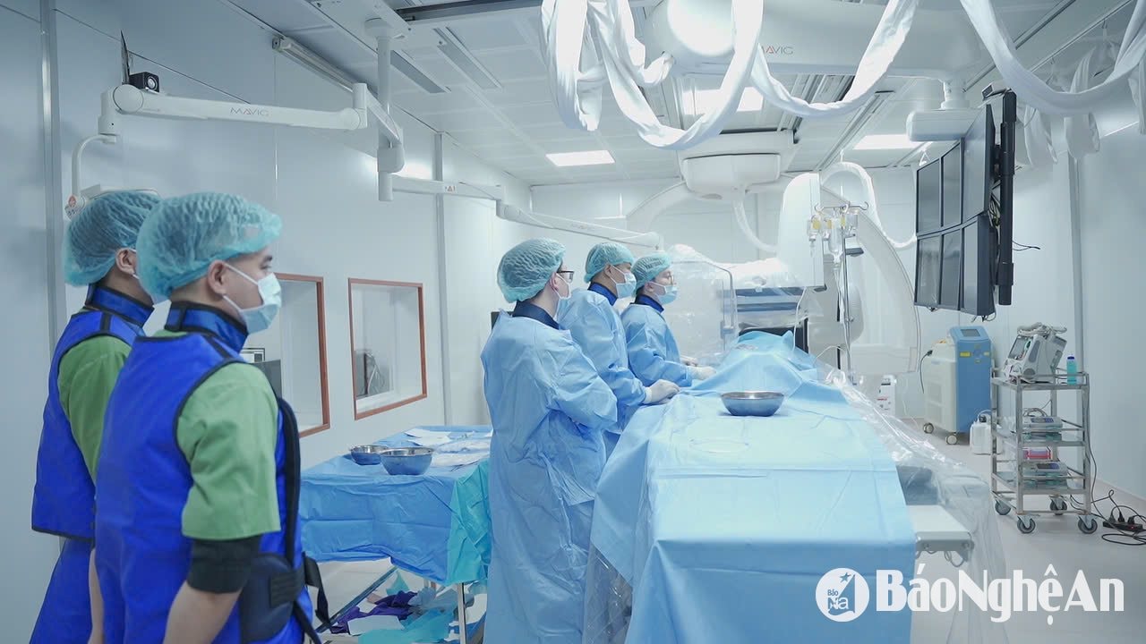 Hình ảnh Nong và đặt stent mạch vành dưới hướng dẫn hệ thống DSA 2 bình diện hiện đại