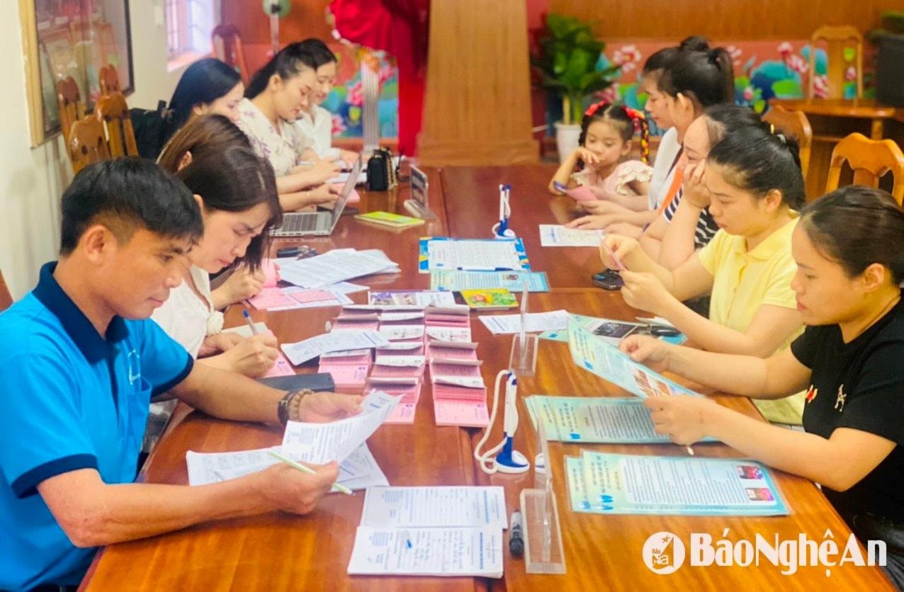 родители-регистрируются-на-курсы-в-детском-доме-viet-duc.-anh-my-ha.jpg
