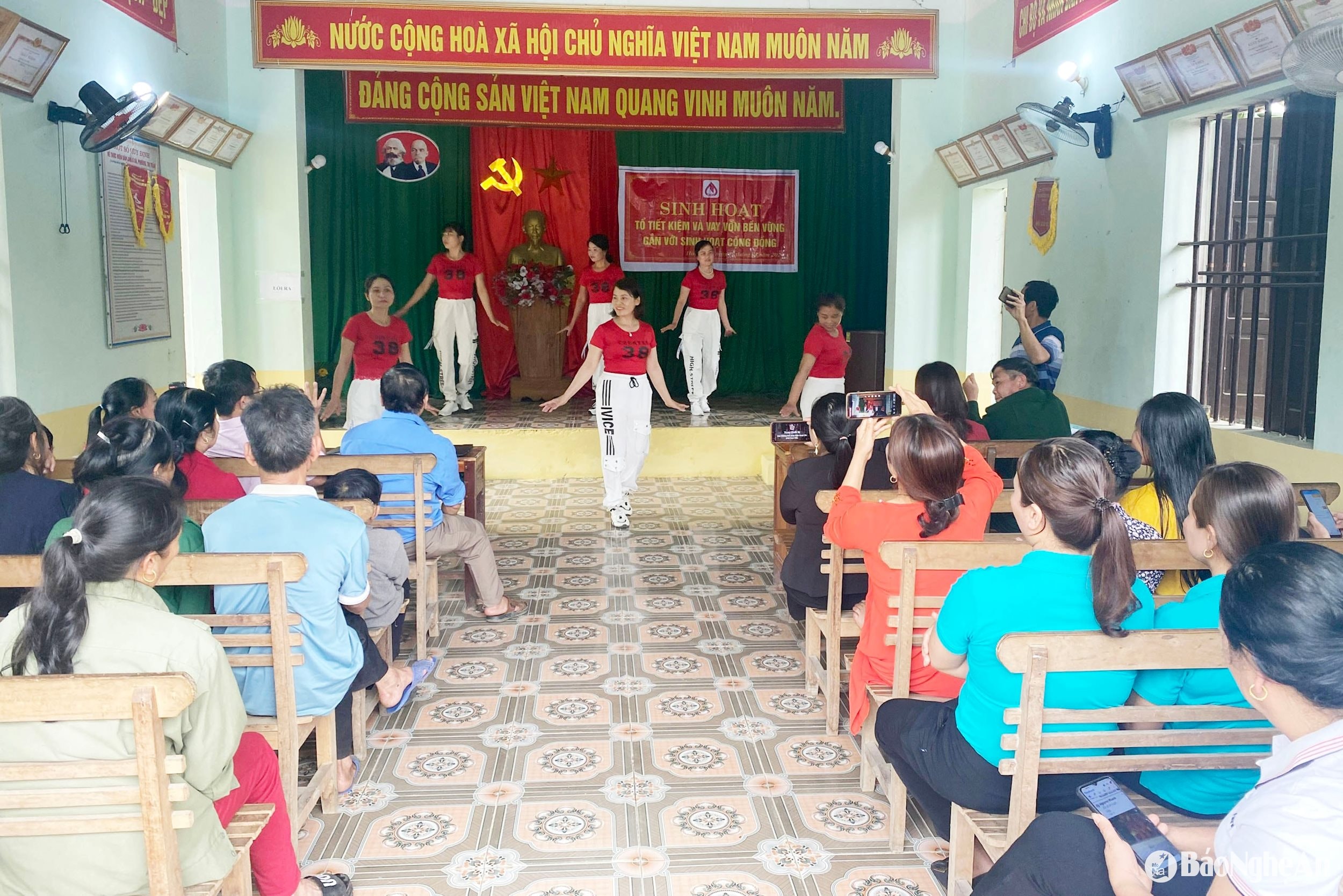 ក្រុមសន្សំប្រាក់ និងកម្ចីនៅឃុំ Hung Tien (Nam Dan) ធ្វើសកម្មភាពសហគមន៍។