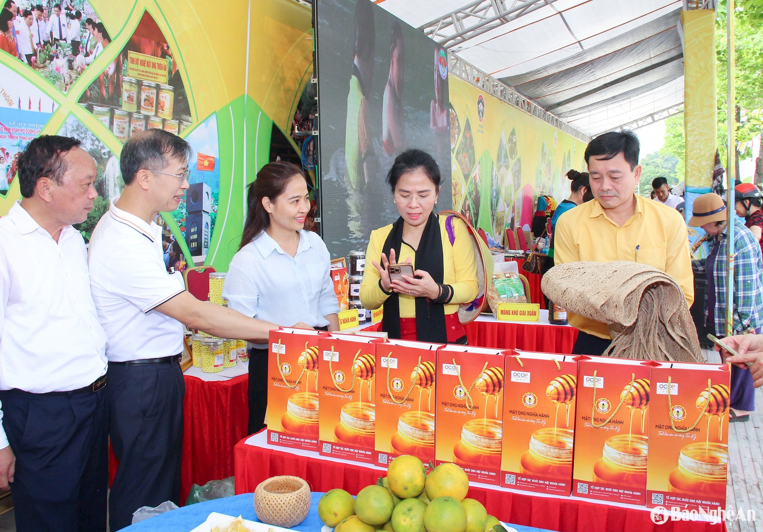  Đồng chí Phó Bí thư Tỉnh uỷ, Chủ tịch Uỷ ban MTTQ tỉnh, Trưởng đoàn đại biểu Quốc hội tỉnh cùng lãnh đạo Uỷ ban MTTQ tỉnh và huyện khảo sá