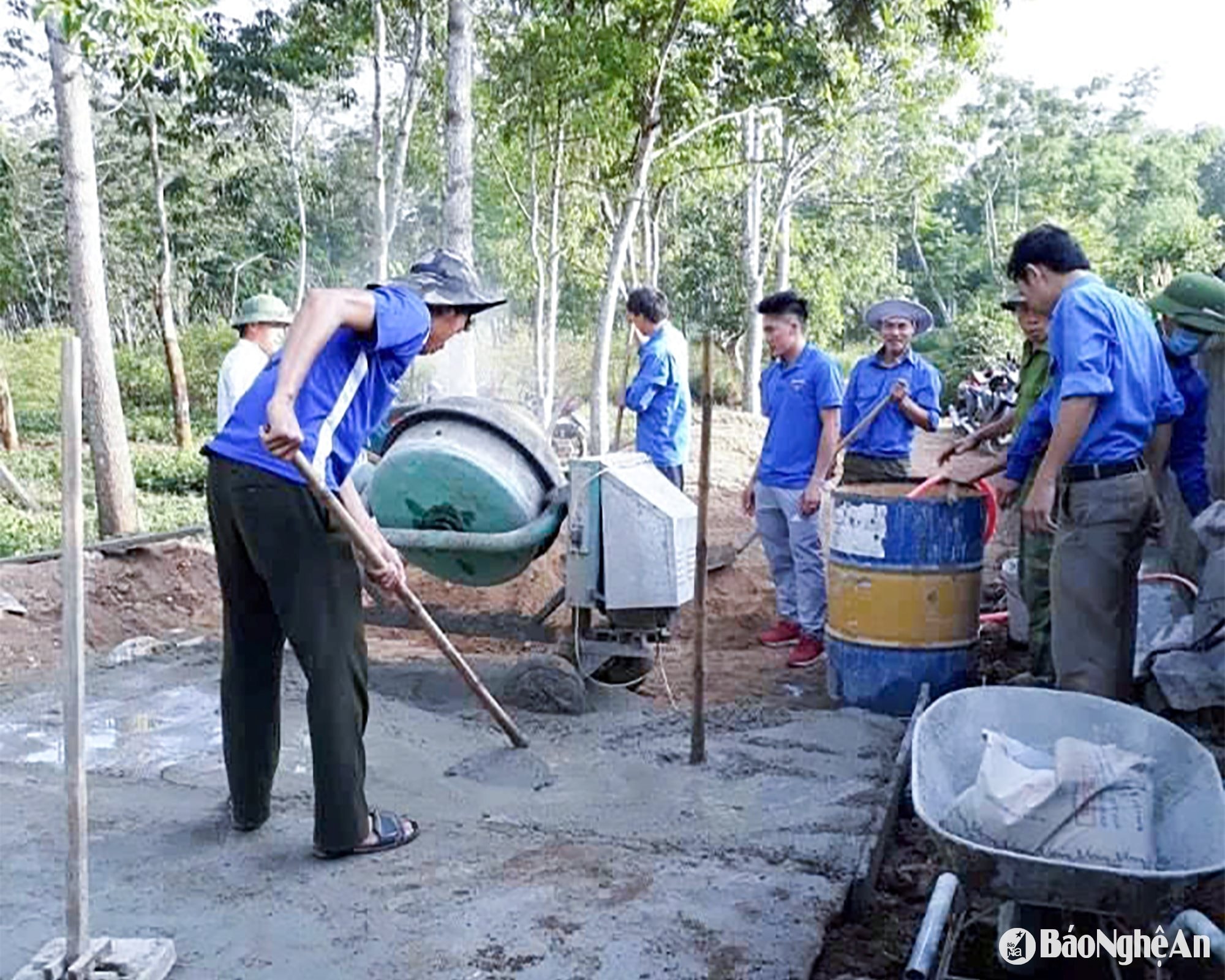  Huy động các lực lượng tham gia xây dựng nông thôn mới tại xã Tây Hiếu (thị xã Thái Hoà). Ảnh- Mai Hoa