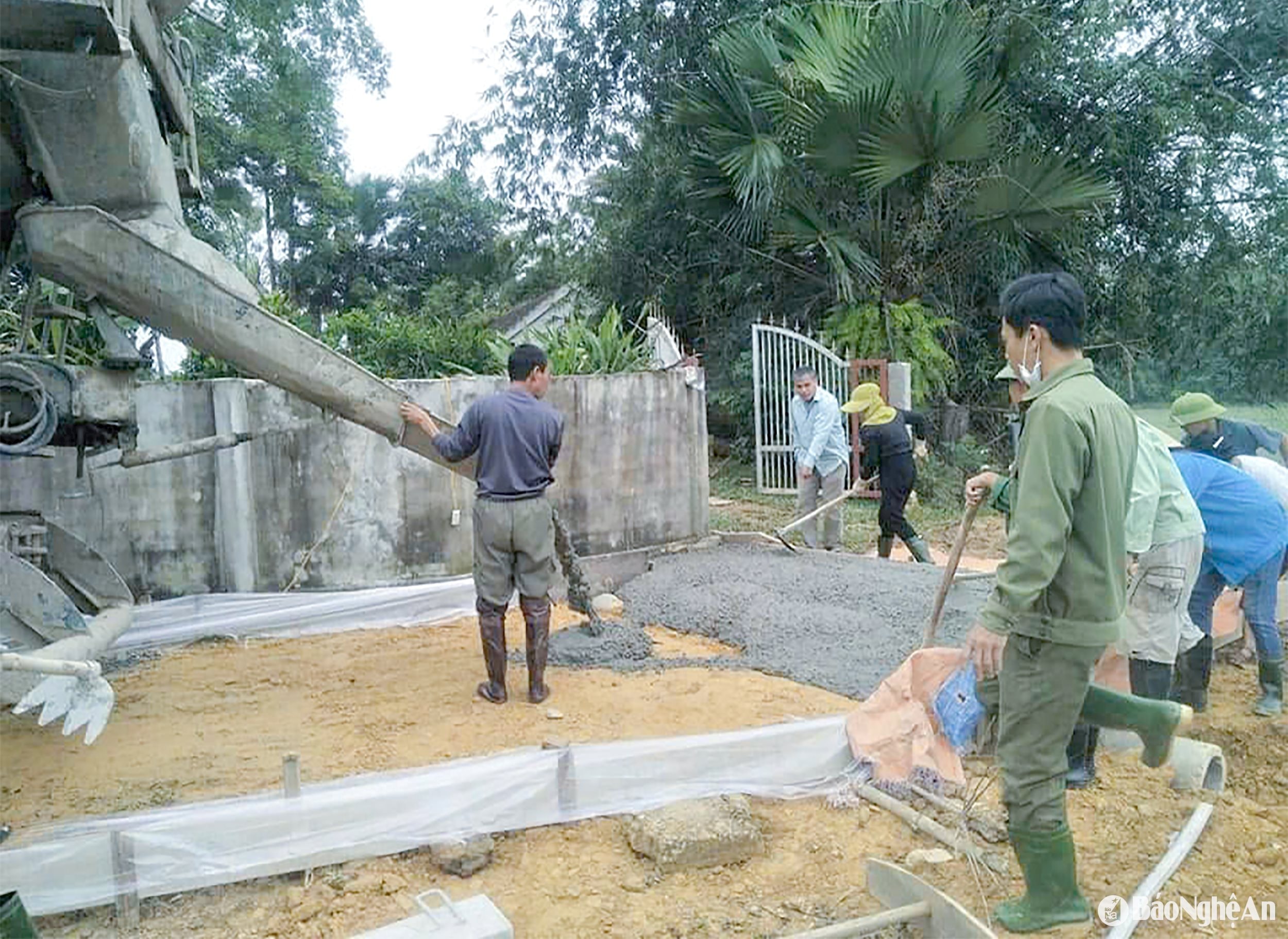  Huy động sức dân tham gia xây dựng nông thôn mới tại xã Thanh Quả (huyện Thanh Chương).