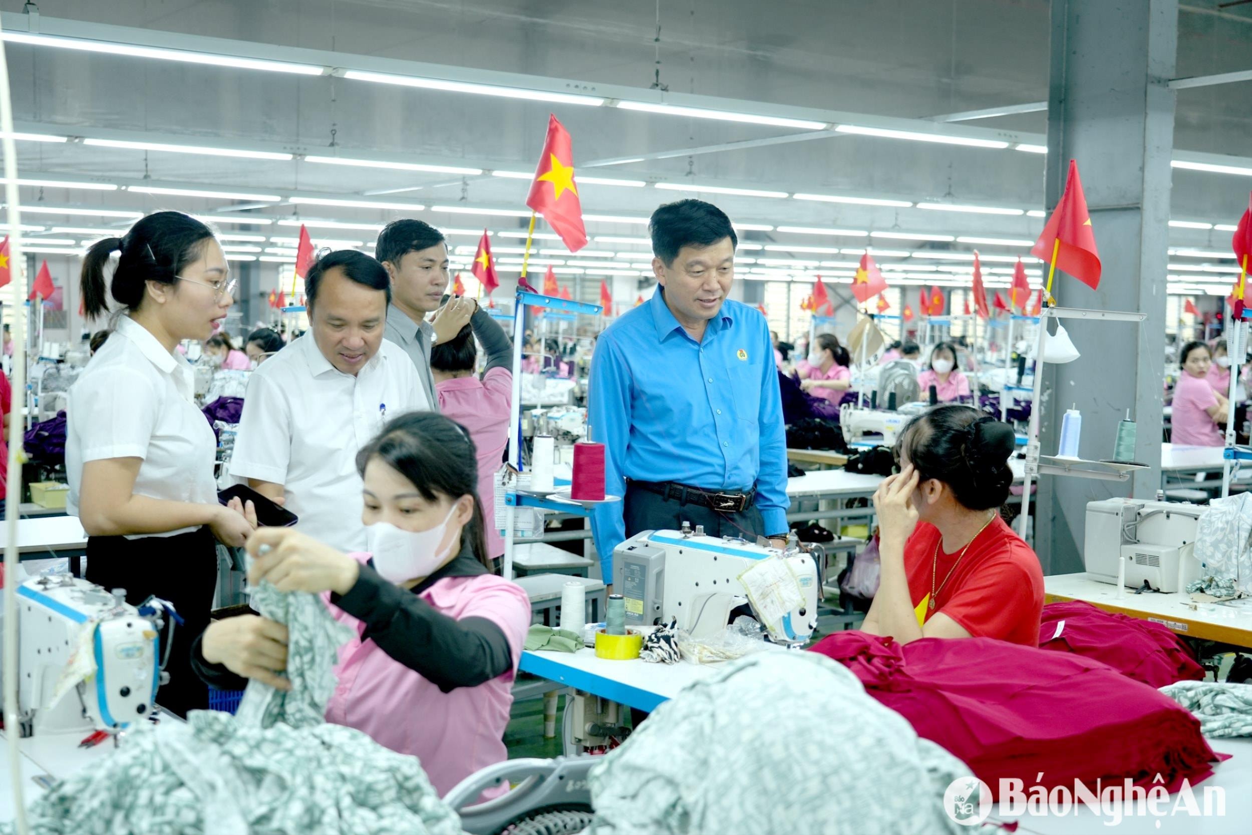 bna_cong-nhan-chao-co-anh-diep-thanh2-510293940a5017767d3af0846f2bcb9e.jpg