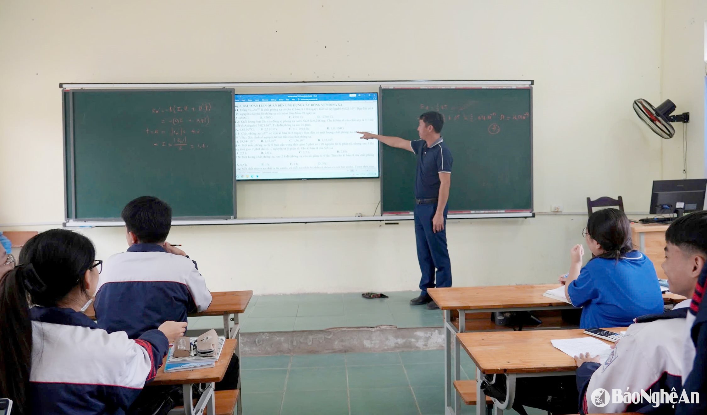 Một giờ ôn tập của học sinh lớp 12 - Trường THPT Anh Sơn 1. Ảnh - Mỹ Hà