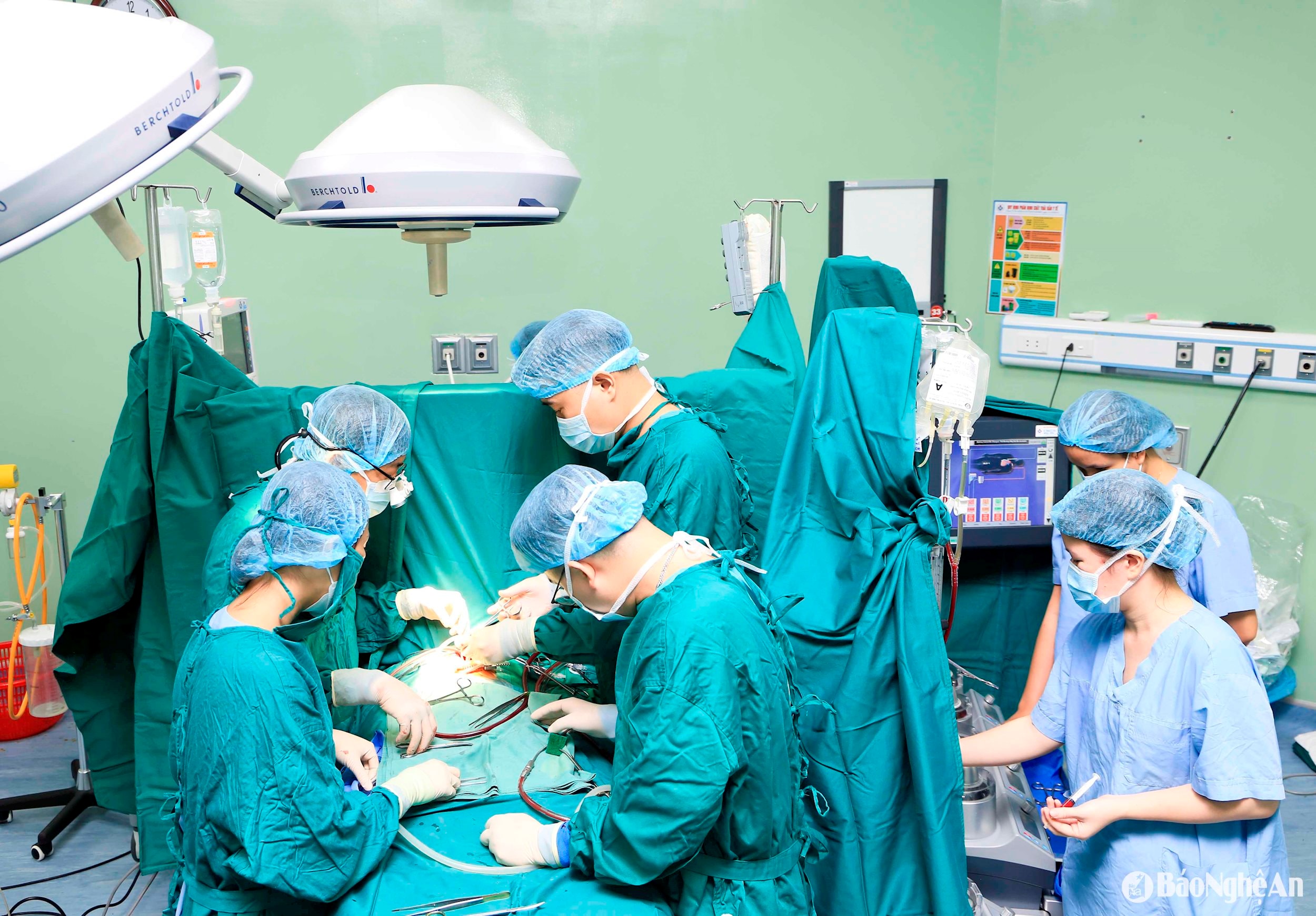 Phẫu thuật tim hở điều trị bệnh lý tim bẩm sinh ở trẻ