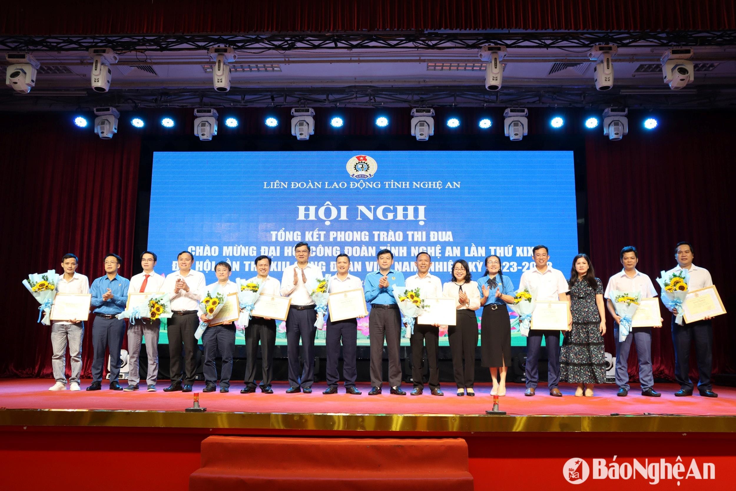 uploaded-thanhquynhbna-2024_05_18-_dai-dien-tinh-uy-lien-doan-lao-dong-tinh-nghe-an-cung-cac-nhan-co-nhieu-thanh-tich-trong-phong-trao-lao-dong-sang-tao-giai-doan-2018-2022-anh-diep-thanh-3890.jpg