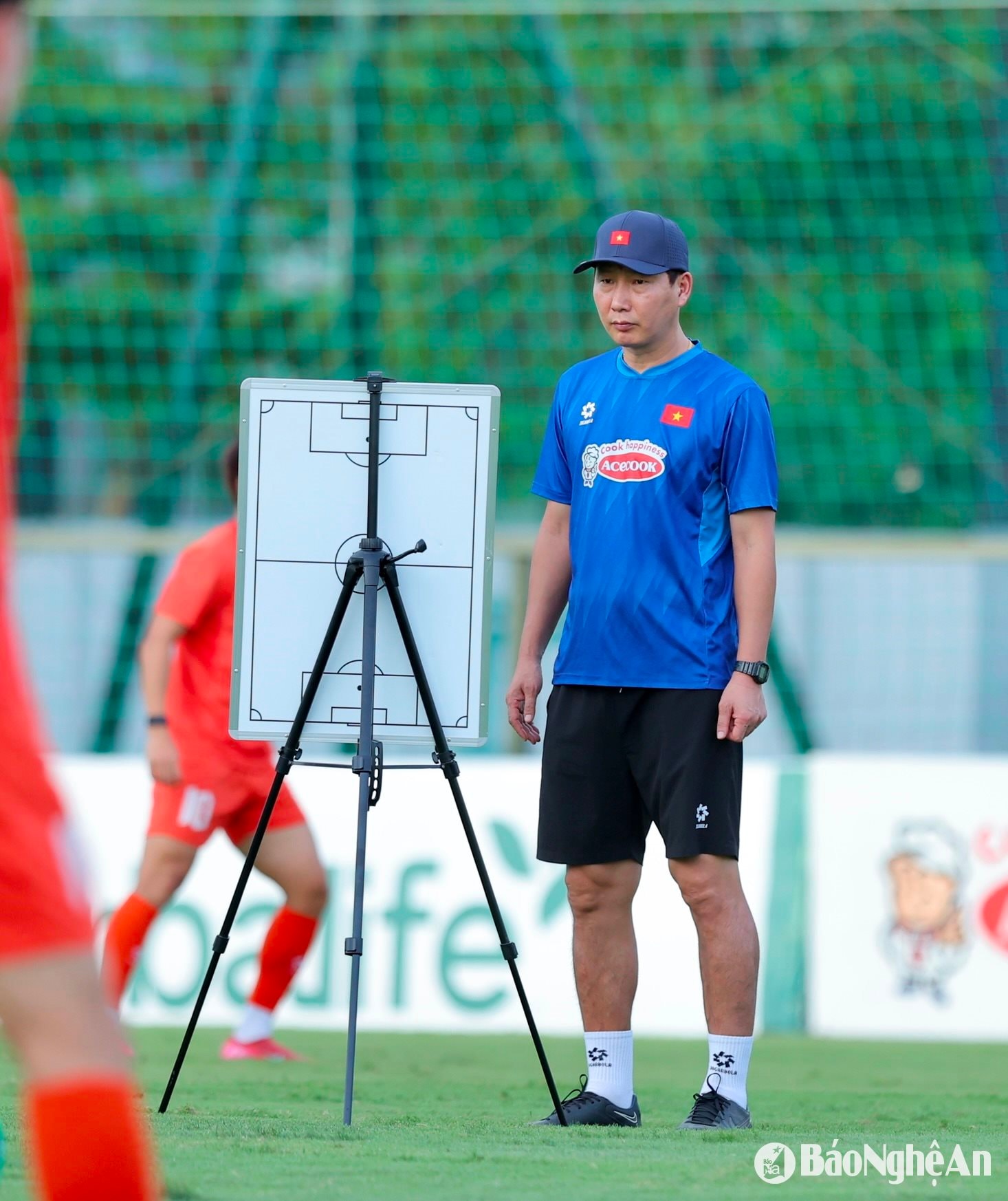 Chuẩn bị cho trận đấu then chốt gặp Malaysia trong khuôn khổ vòng loại World Cup 2026, huấn luyện viên Kim Sang-sik đã triệu tập 23 cầu thủ. Ảnh: Hải Hoàng