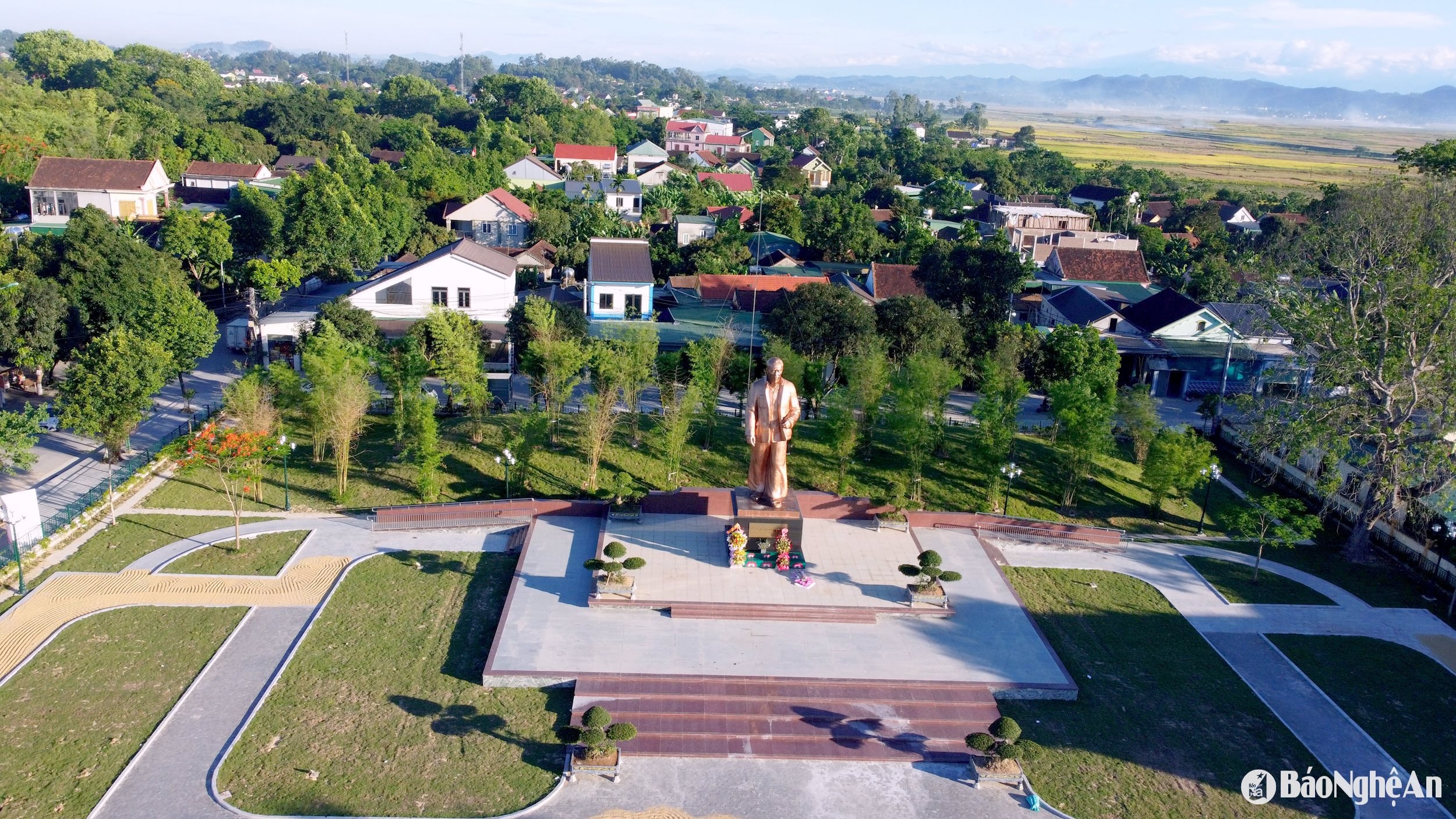 2Tượng đài Bác Hồ về thăm quê tại xã Kim Liên huyện Nam Đàn ảnh QA