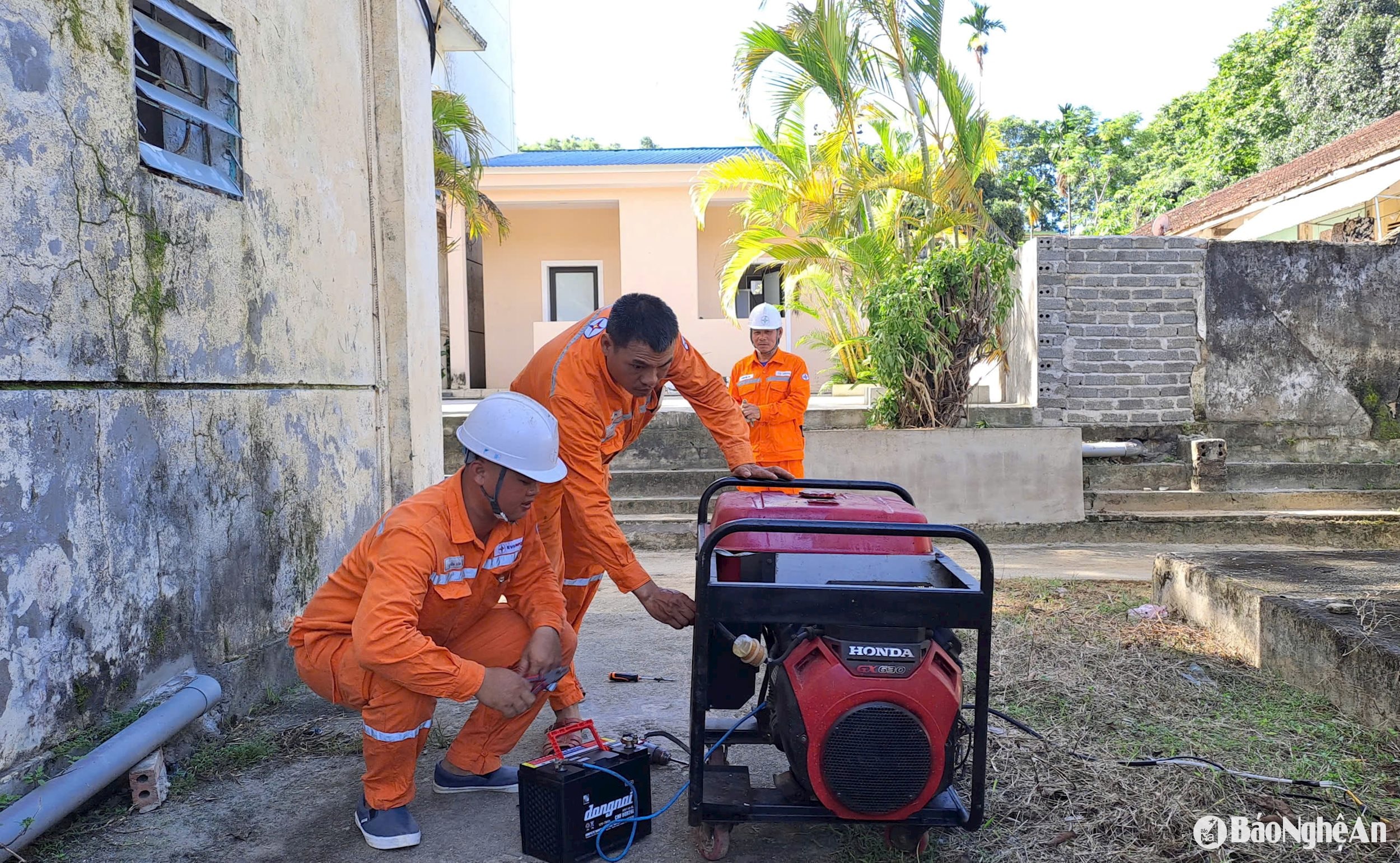 Điện lực Quế Phong chuẩn bị máy phát điện phòng sự cố xảy ra trong Kỳ thi tuyển sinh lớp 10. Ảnh - Chiến Thắng