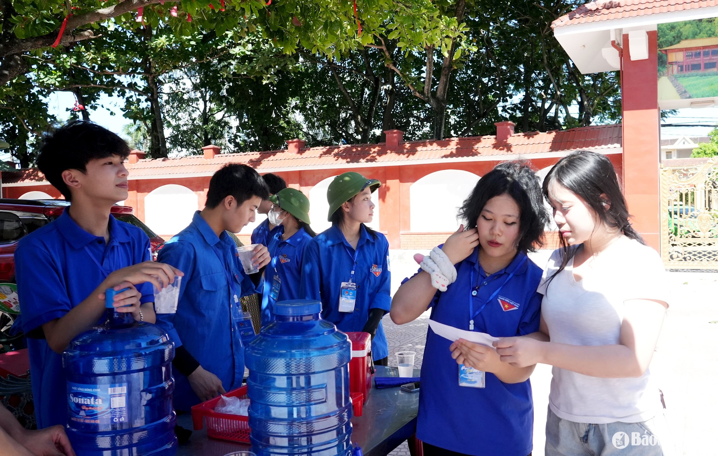 Đội tình nguyện Trường PTTH DTNT tỉnh hỗ trợ các thí sinh tham dự Kỳ thi tuyển sinh vào lớp 10. Ảnh - Đức Anh