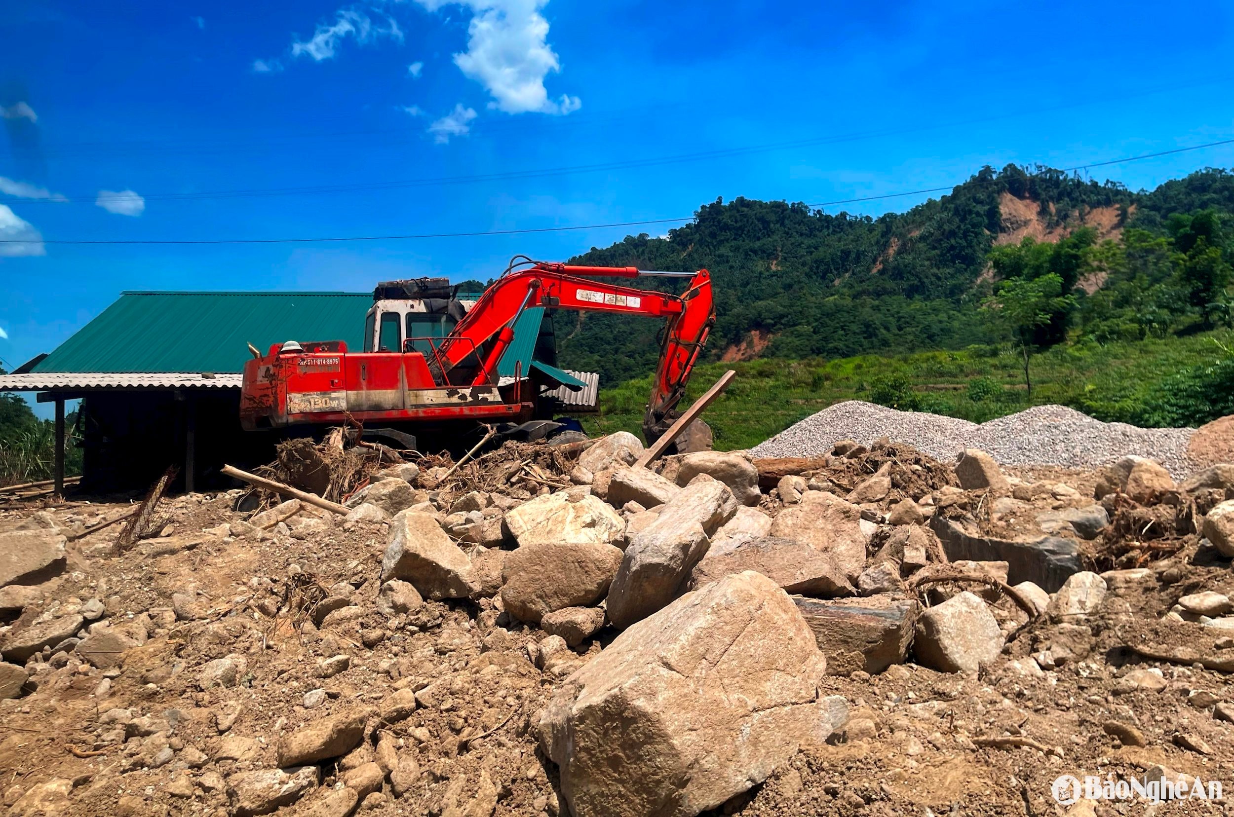 Máy móc được huy động tối đa để san gạt lối đi cho người dân ảnh Quang An