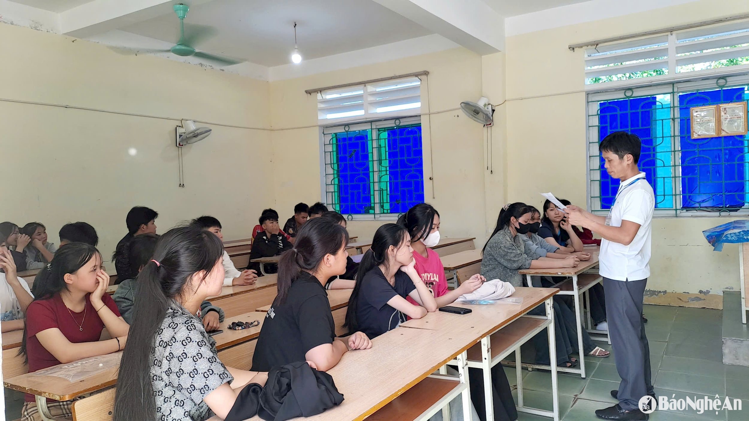 Thí sinh tại điểm thi Trường THPT Quế Phong nghe phổ biến quy chế thi. Ảnh - Mỹ Hà